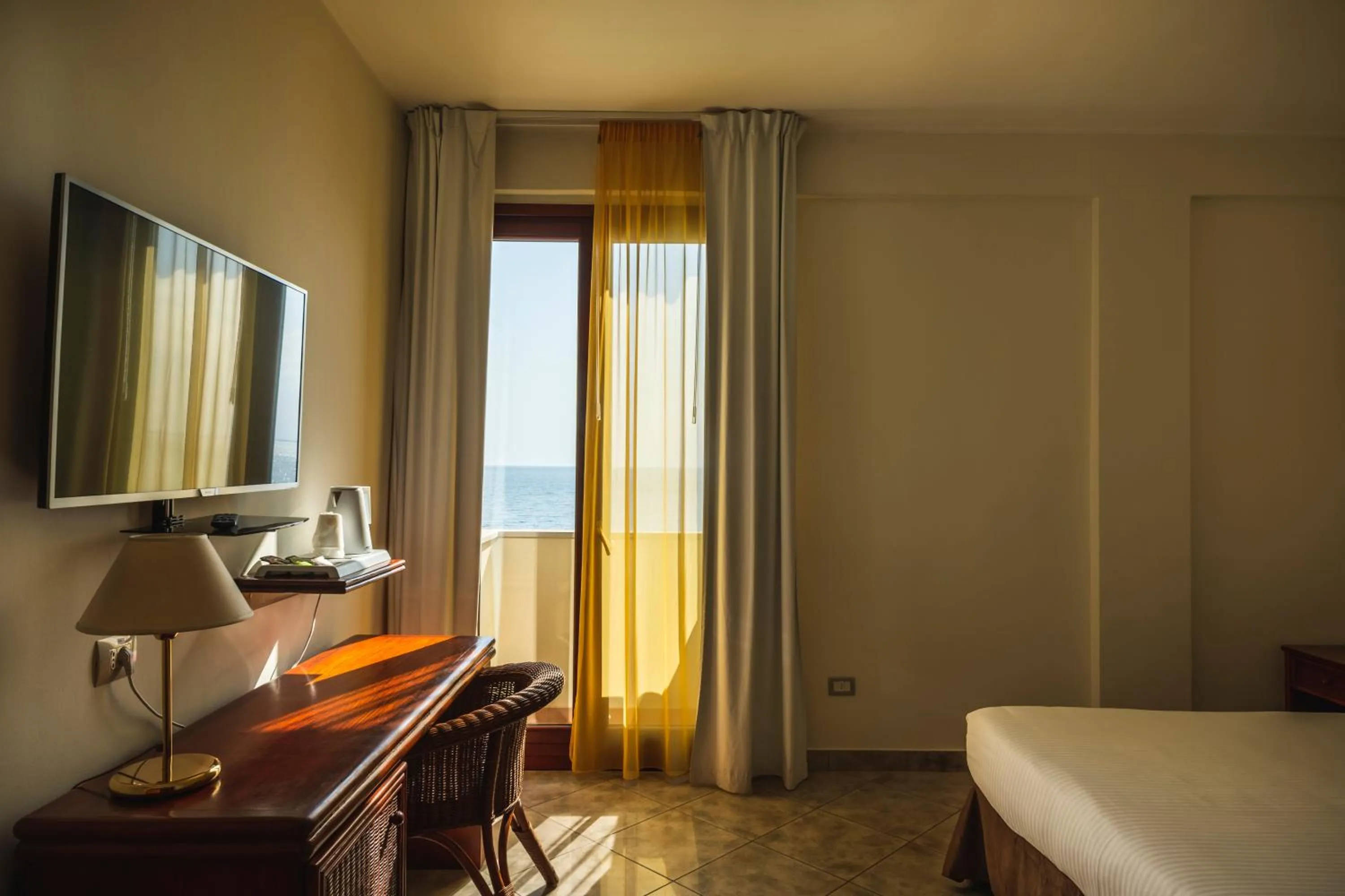 TV and multimedia, Bed in Apulia Hotel Taranto Ara Solis