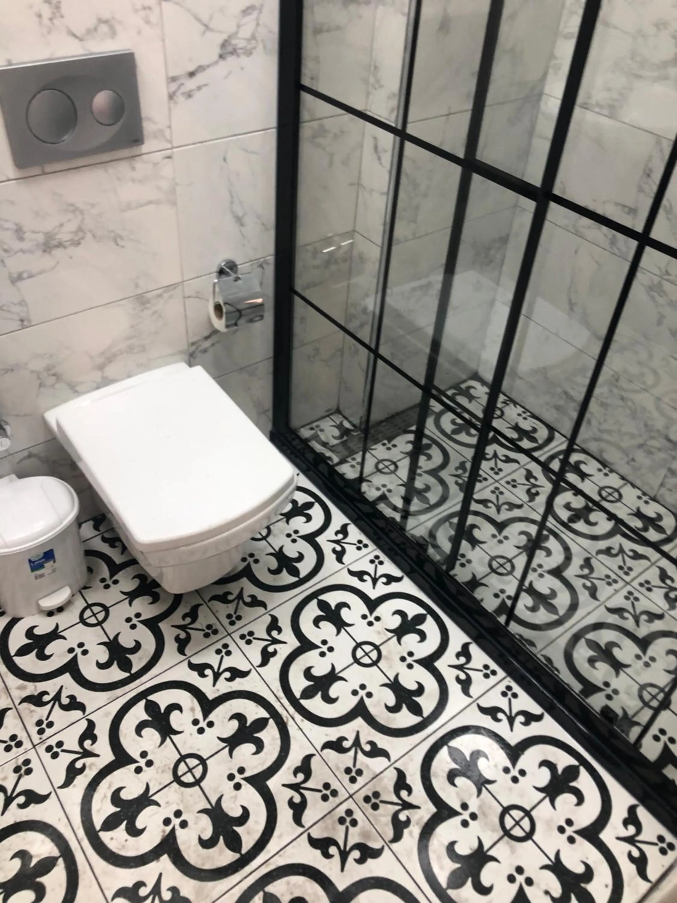 Shower in Reydel Hotel