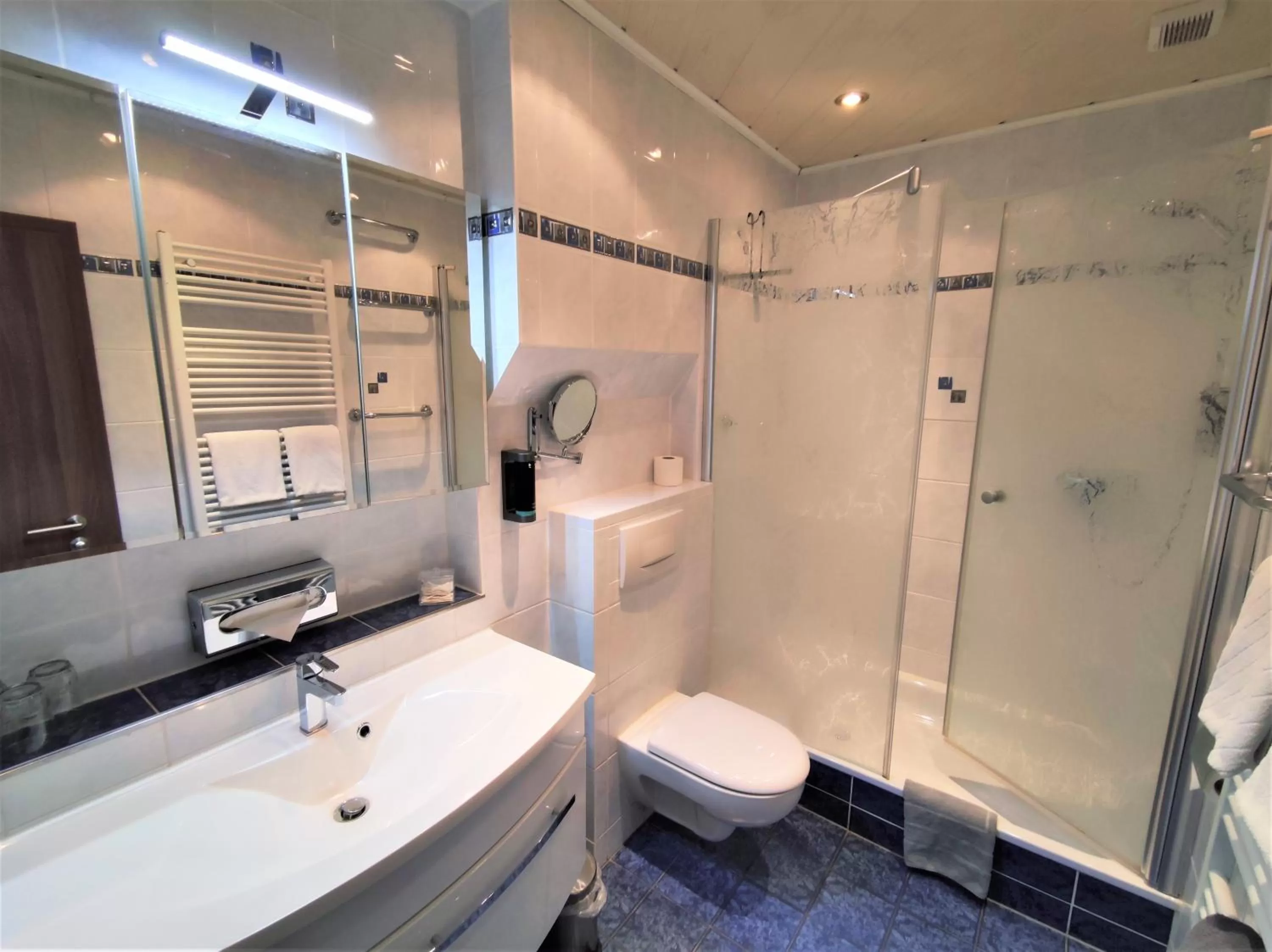 Bathroom in Hotel Garni "Zur Alten Post"