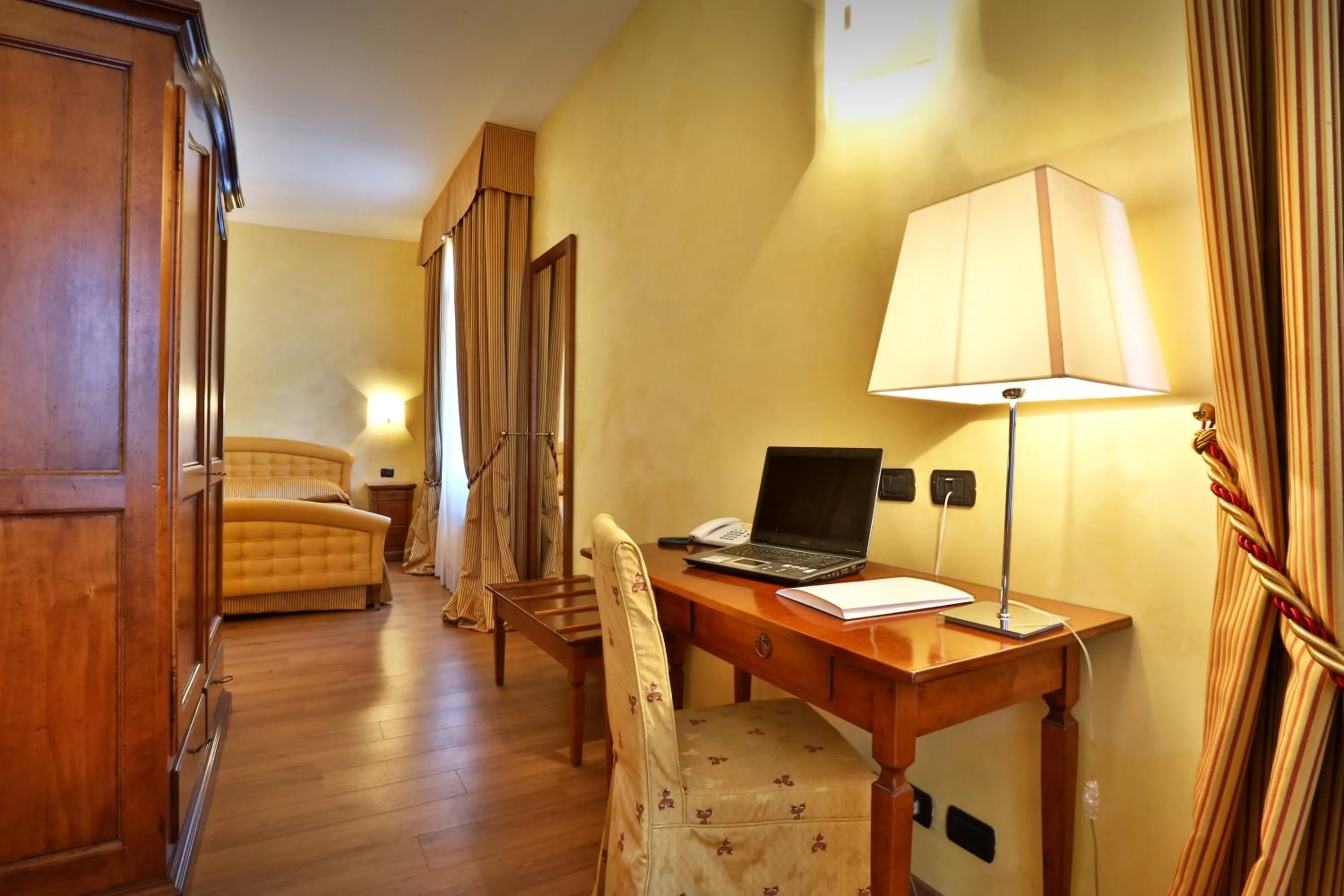 Bedroom, Bed in Central Park Hotel Modena