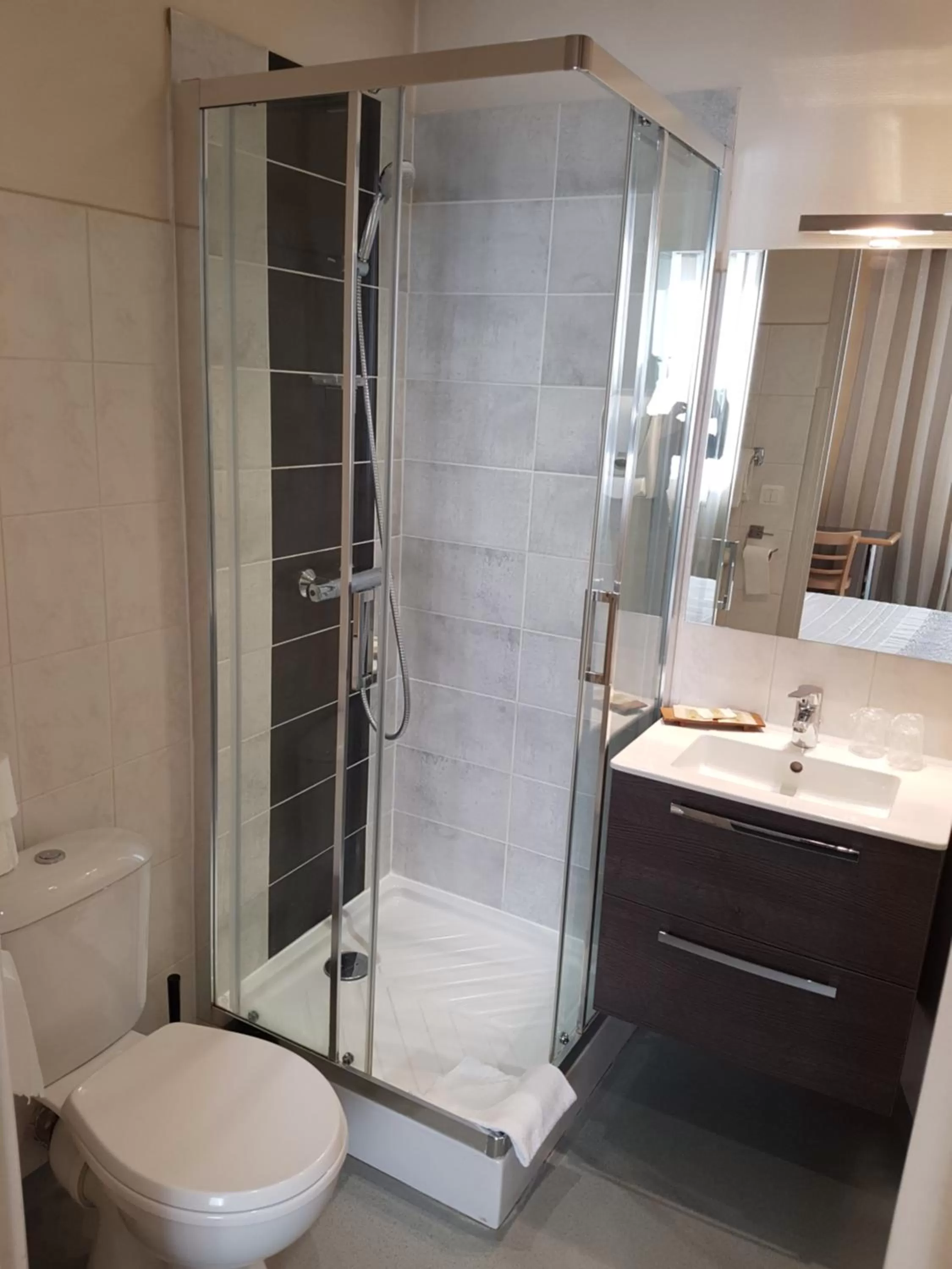 Bathroom in Logis Hôtel Restaurant du Midi - Rodez Centre