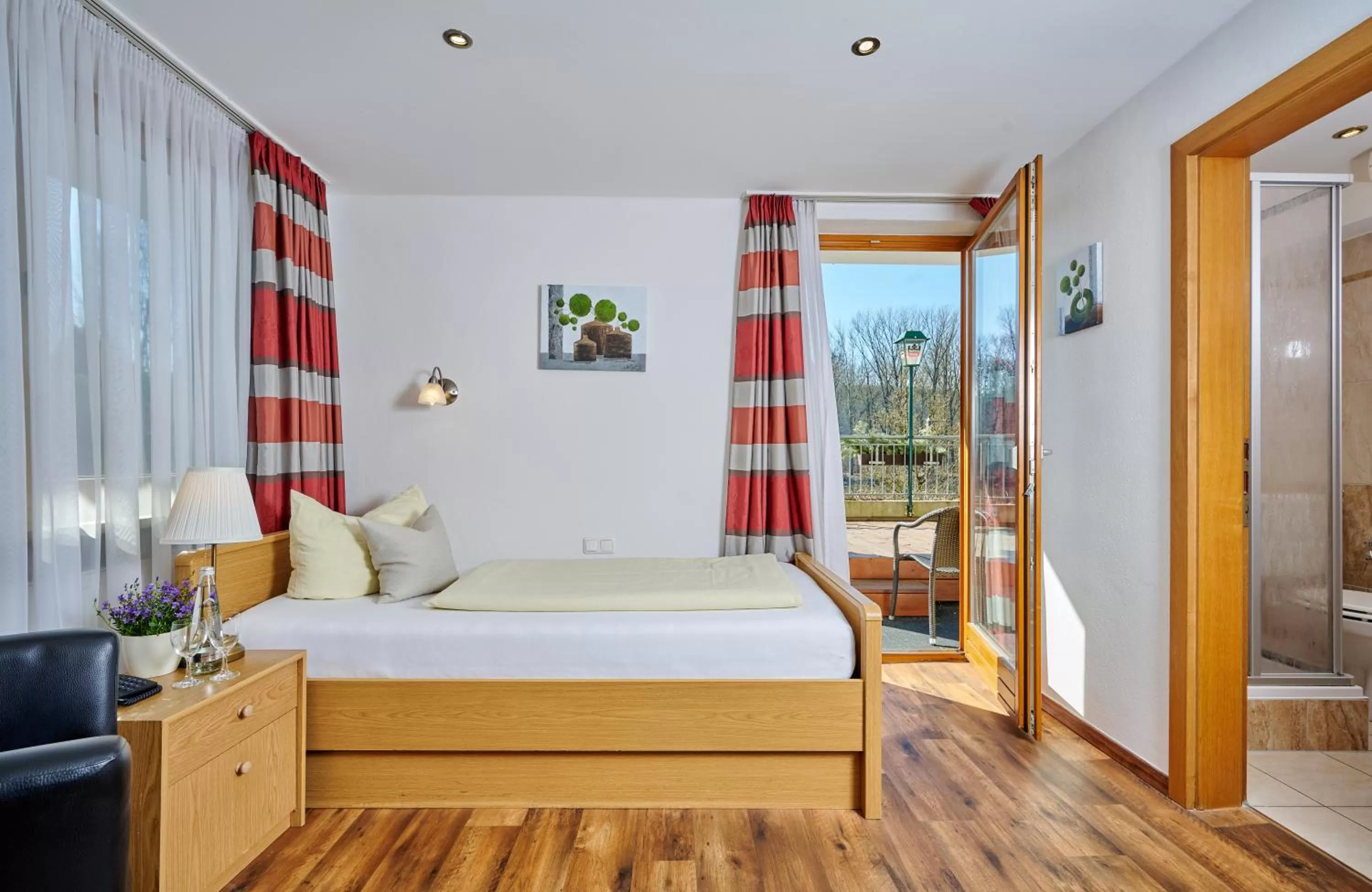 Photo of the whole room, Bed in Hotel Restaurant Zum Goldenen Anker mit Hallenbad