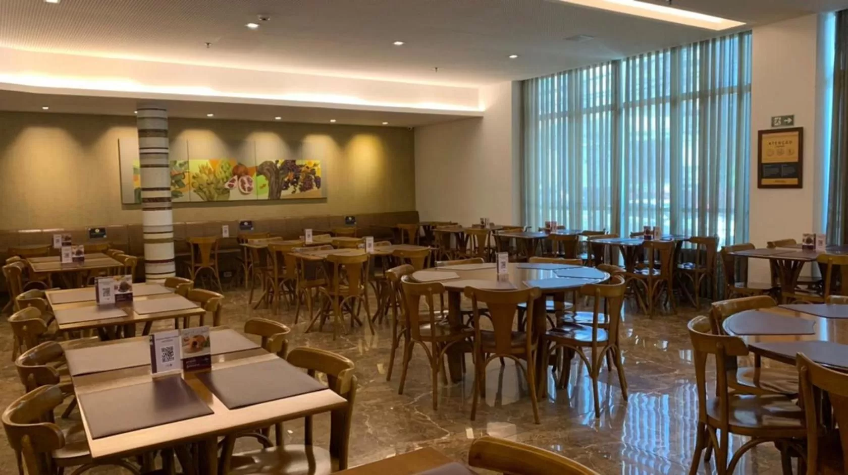 Restaurant/places to eat in Sleep Inn Praia do Canto