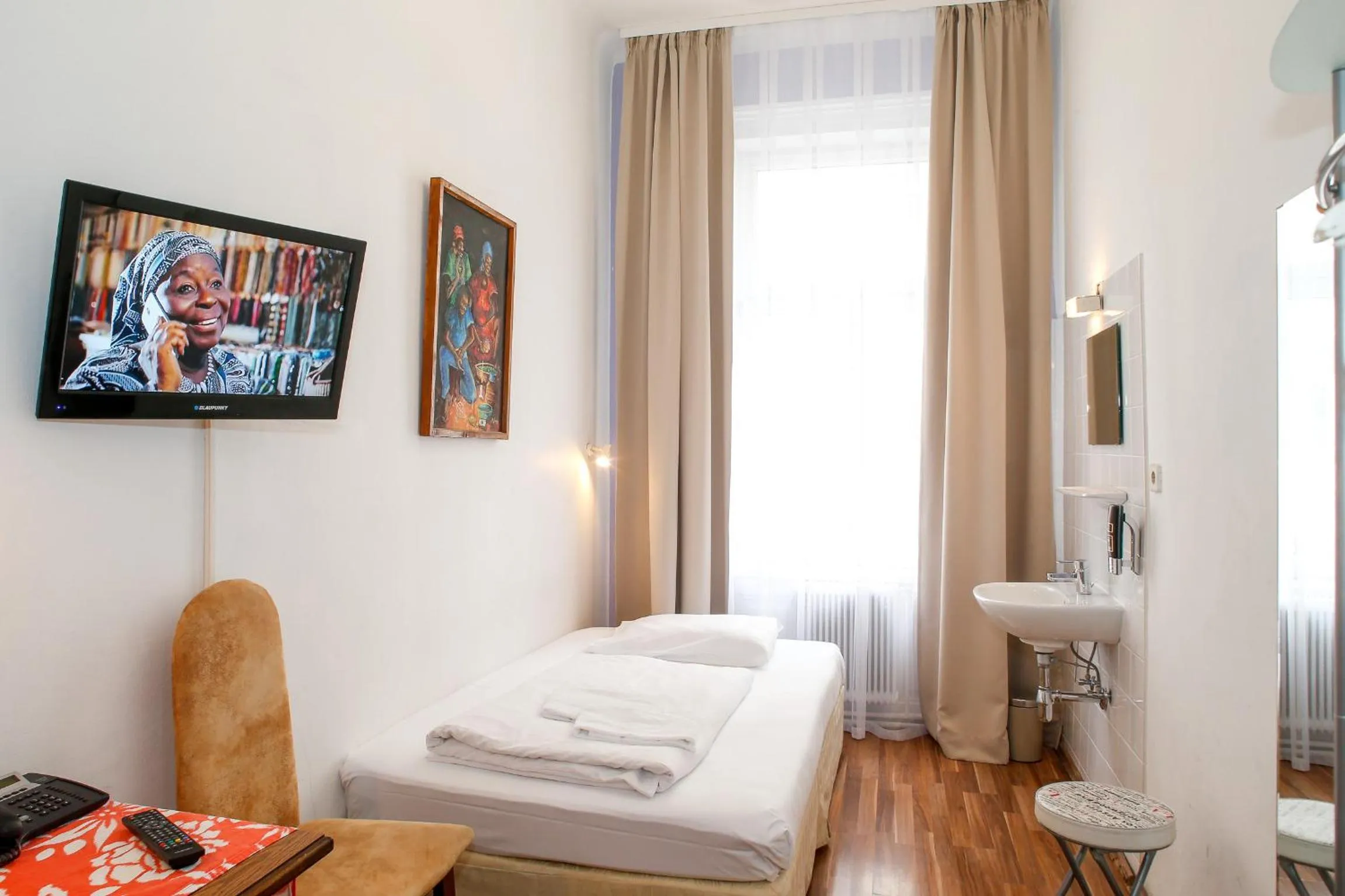 Bed in Timeout City Hotel, 5 min to city center, Self Check In