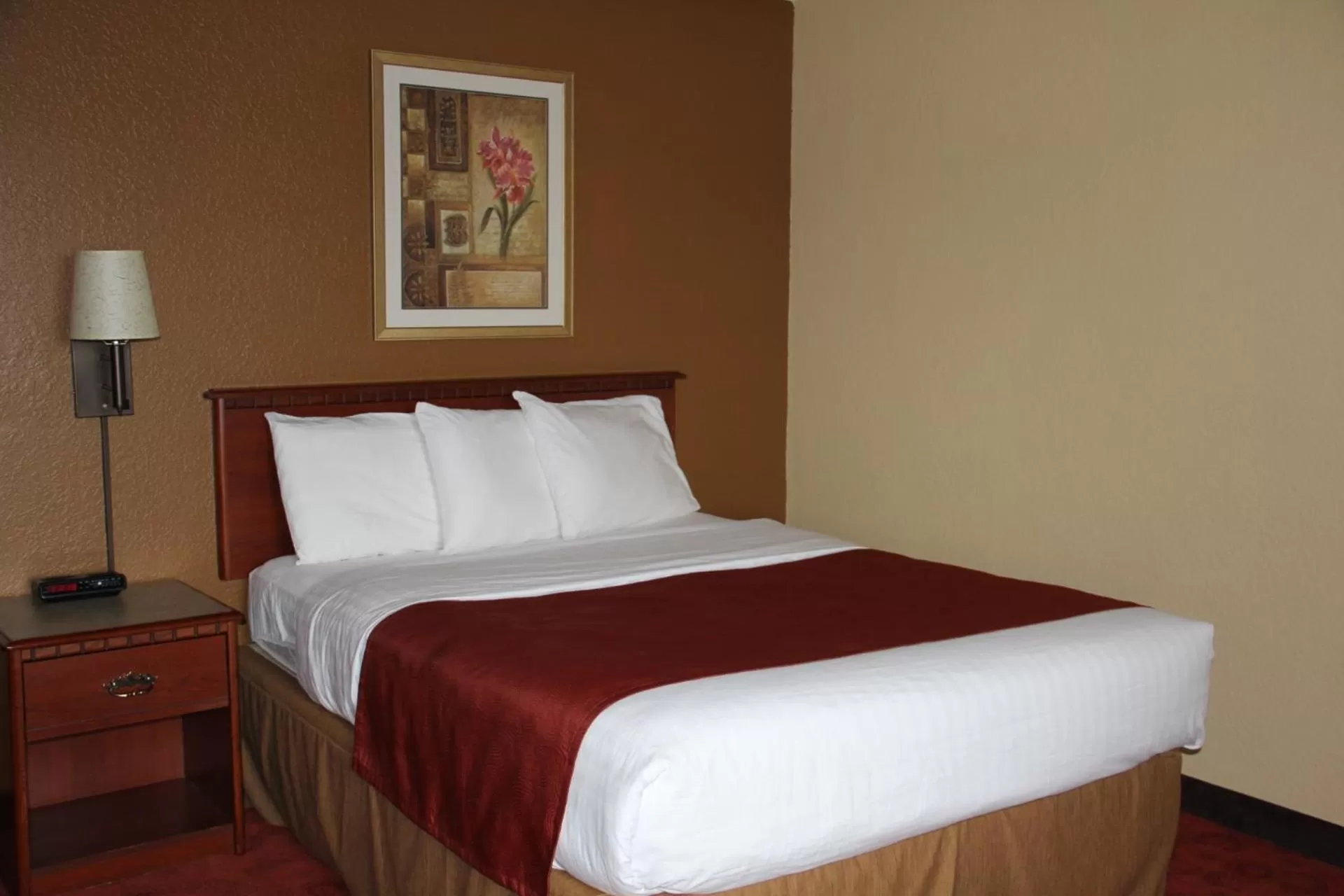 Photo of the whole room, Bed in AmericInn by Wyndham West Bend