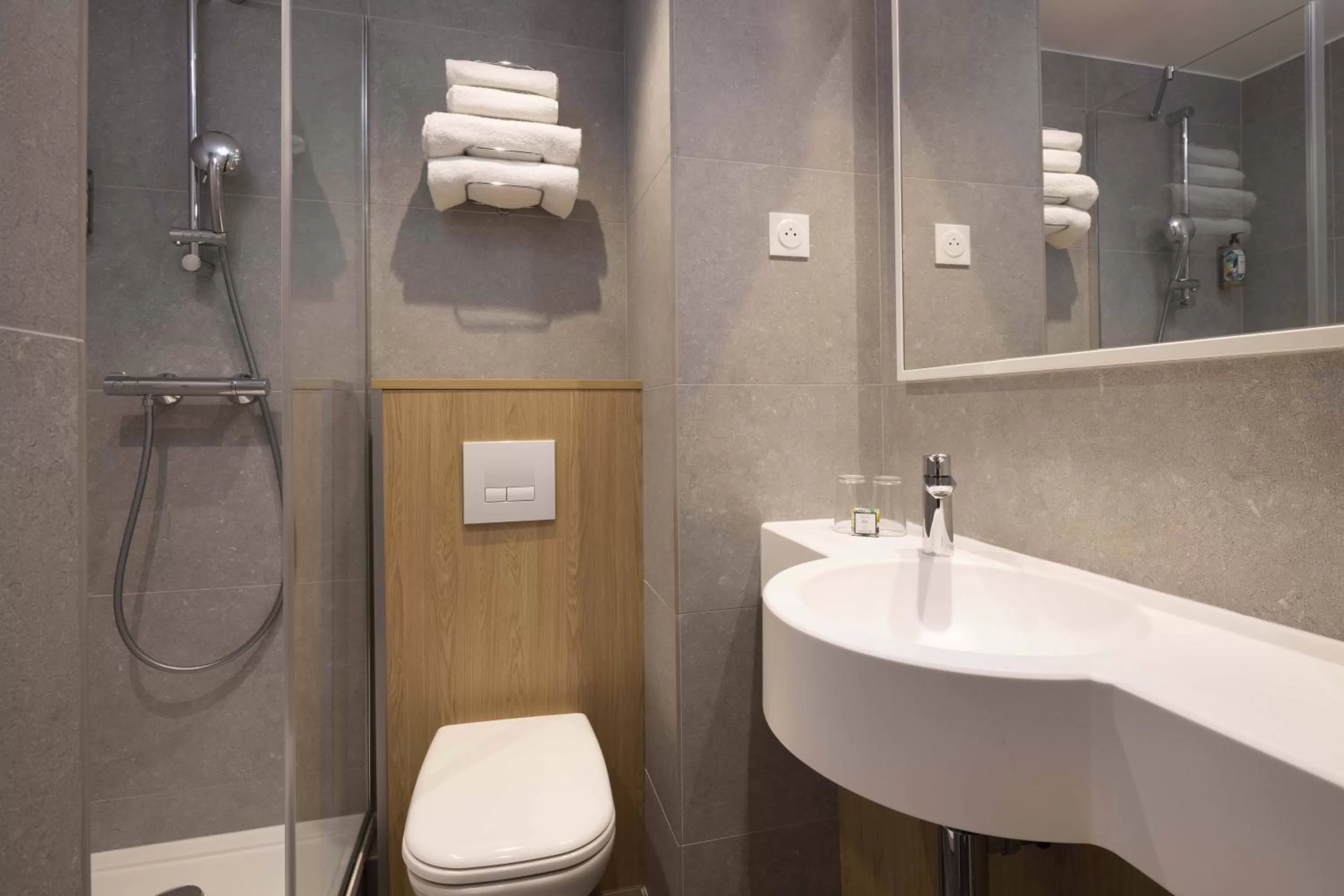 Toilet in Hotel Paris Louis Blanc