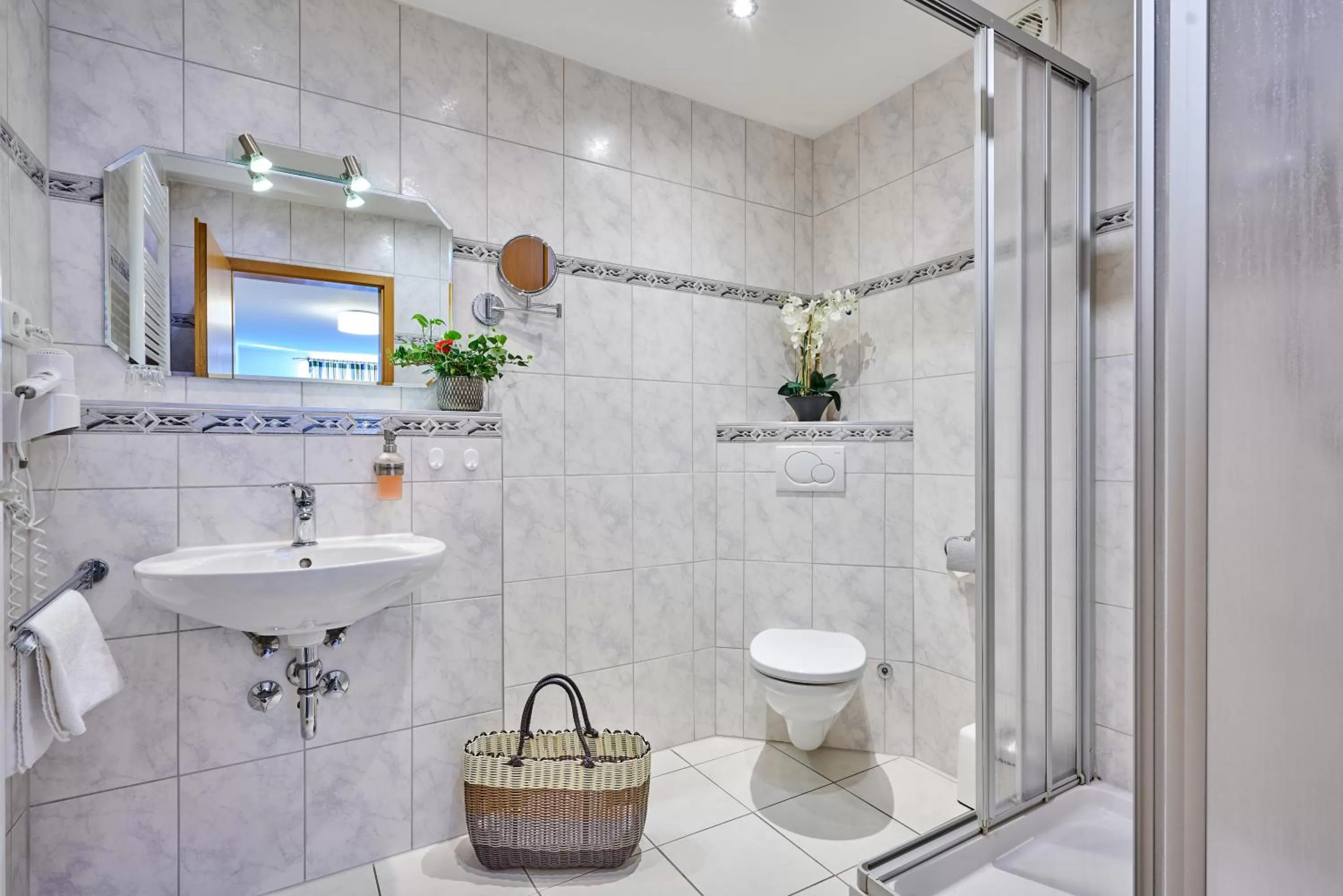 Bathroom in Hotel Restaurant Zum Goldenen Anker mit Hallenbad