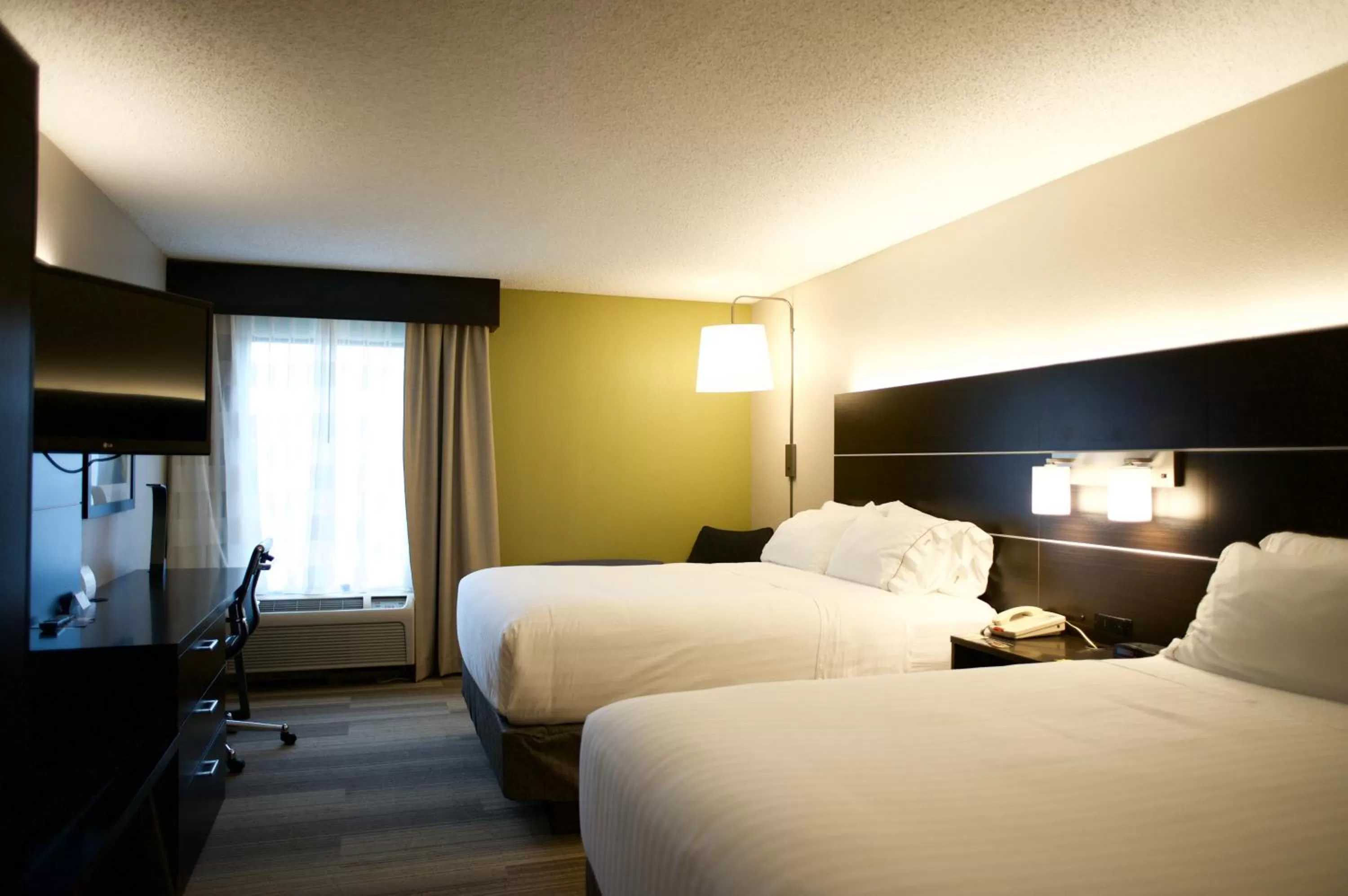 Photo of the whole room, Bed in Holiday Inn Express Atlanta W (I-20) Douglasville by IHG