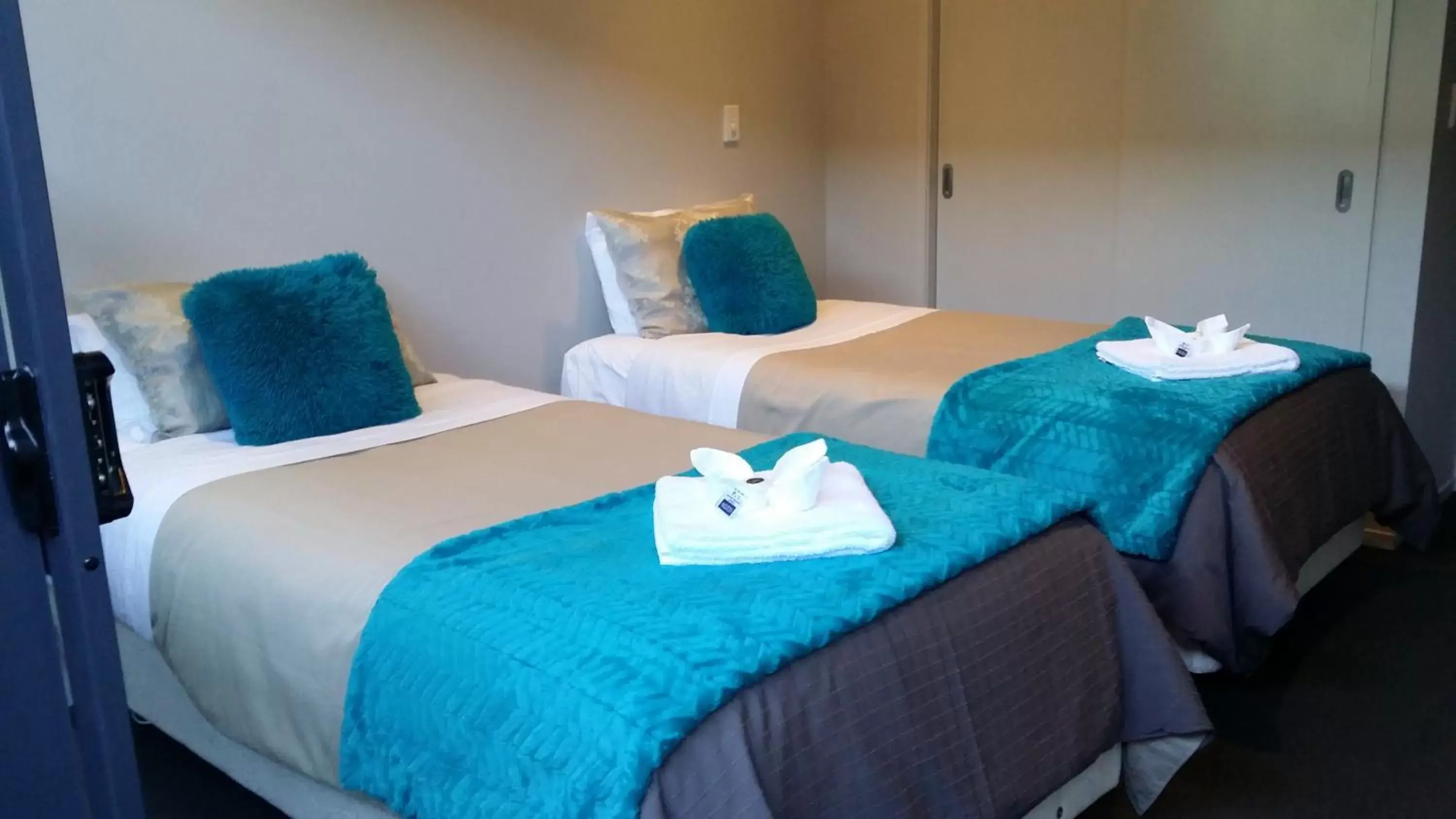 Three-Bedroom Family Suite - Water Front in Sovereign Pier On The Waterways Three-Bedroom Family Suite - Water Front in Sovereign Pier On The Waterways