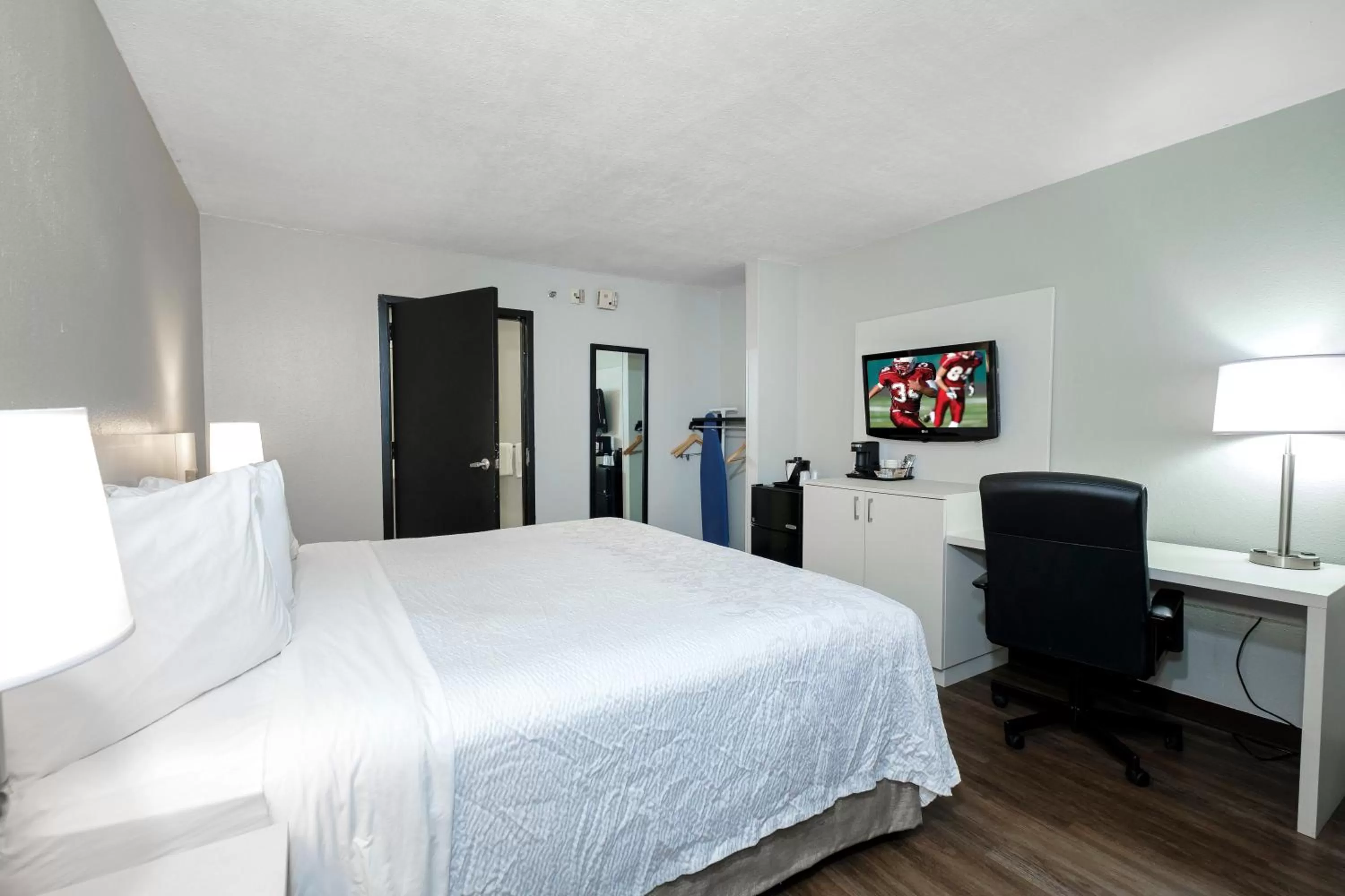 Photo of the whole room, Room Photo in Red Roof Inn PLUS Orlando-Convention Center- Int'l Dr