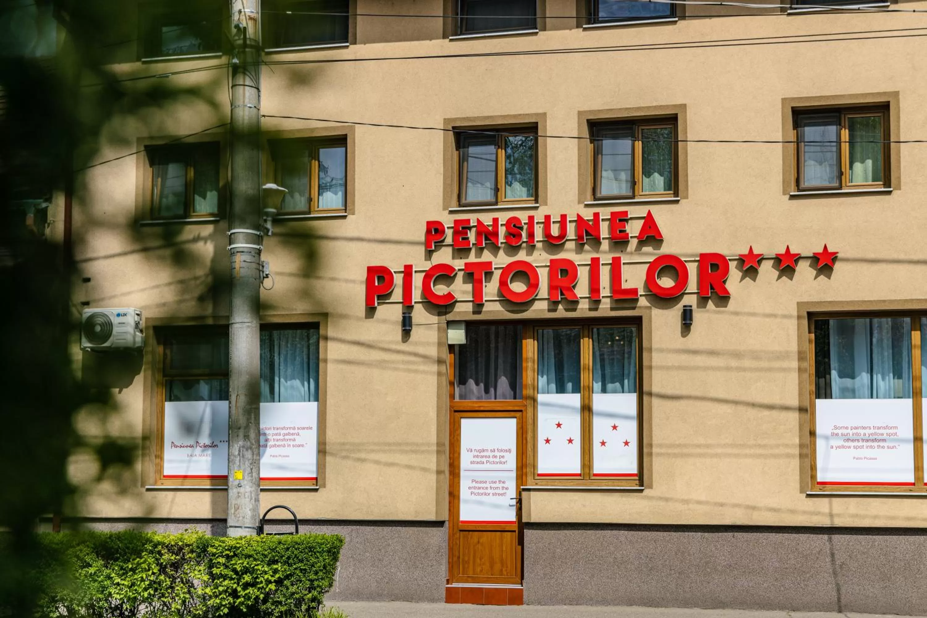 Property logo or sign in Pensiunea Pictorilor