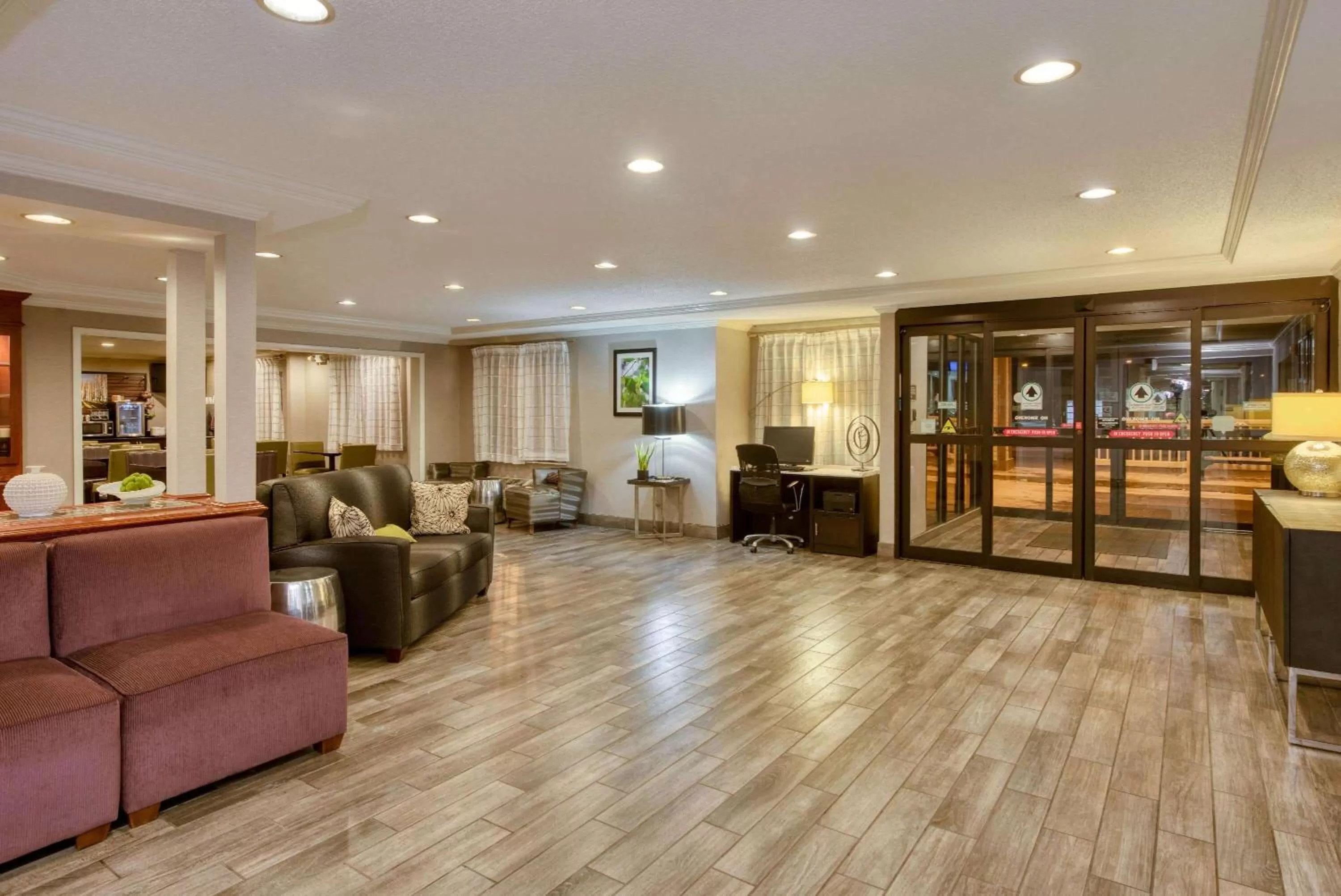 Lobby or reception in La Quinta by Wyndham Cleveland Macedonia