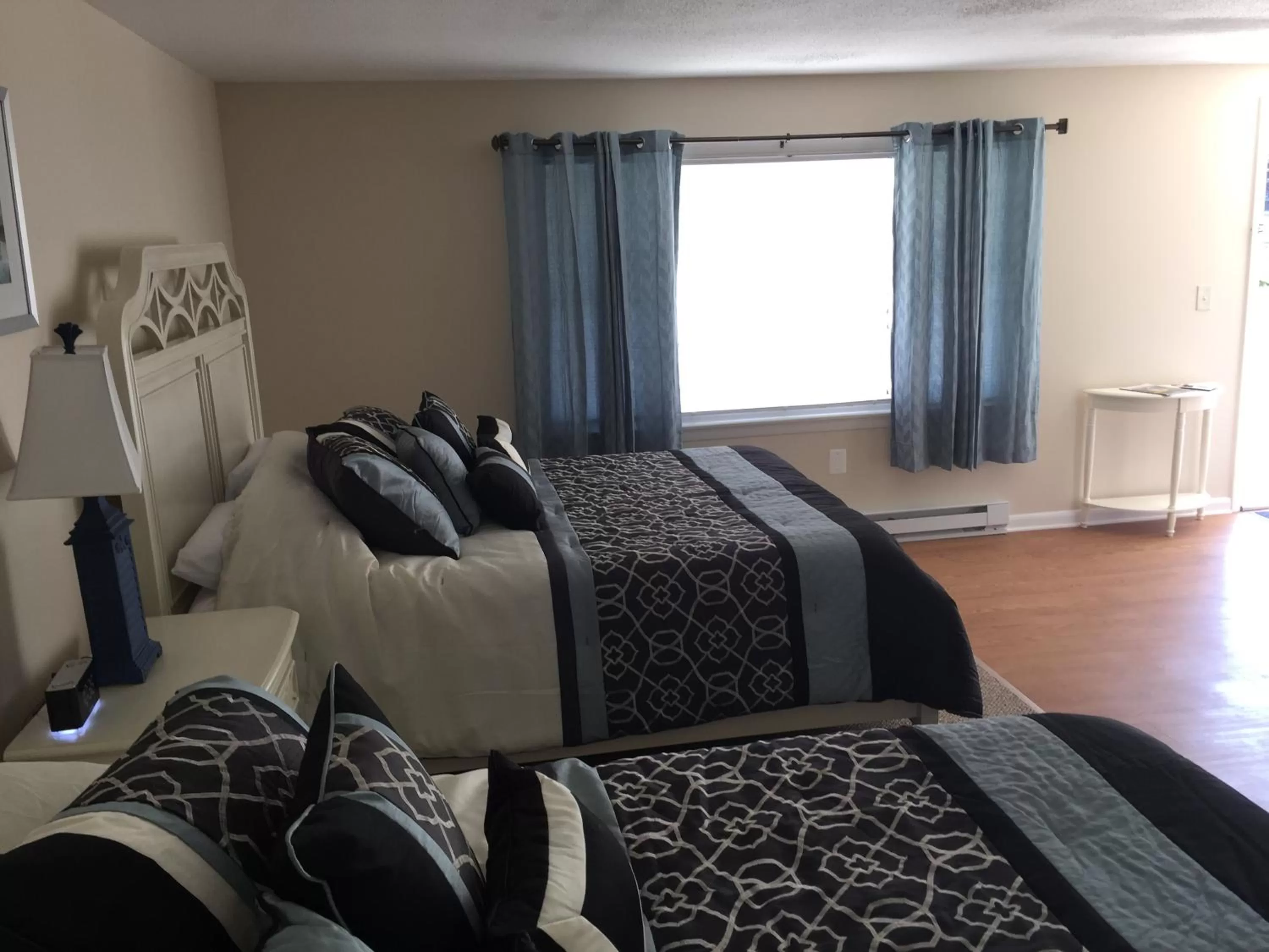 Bed in Shore Road Inn