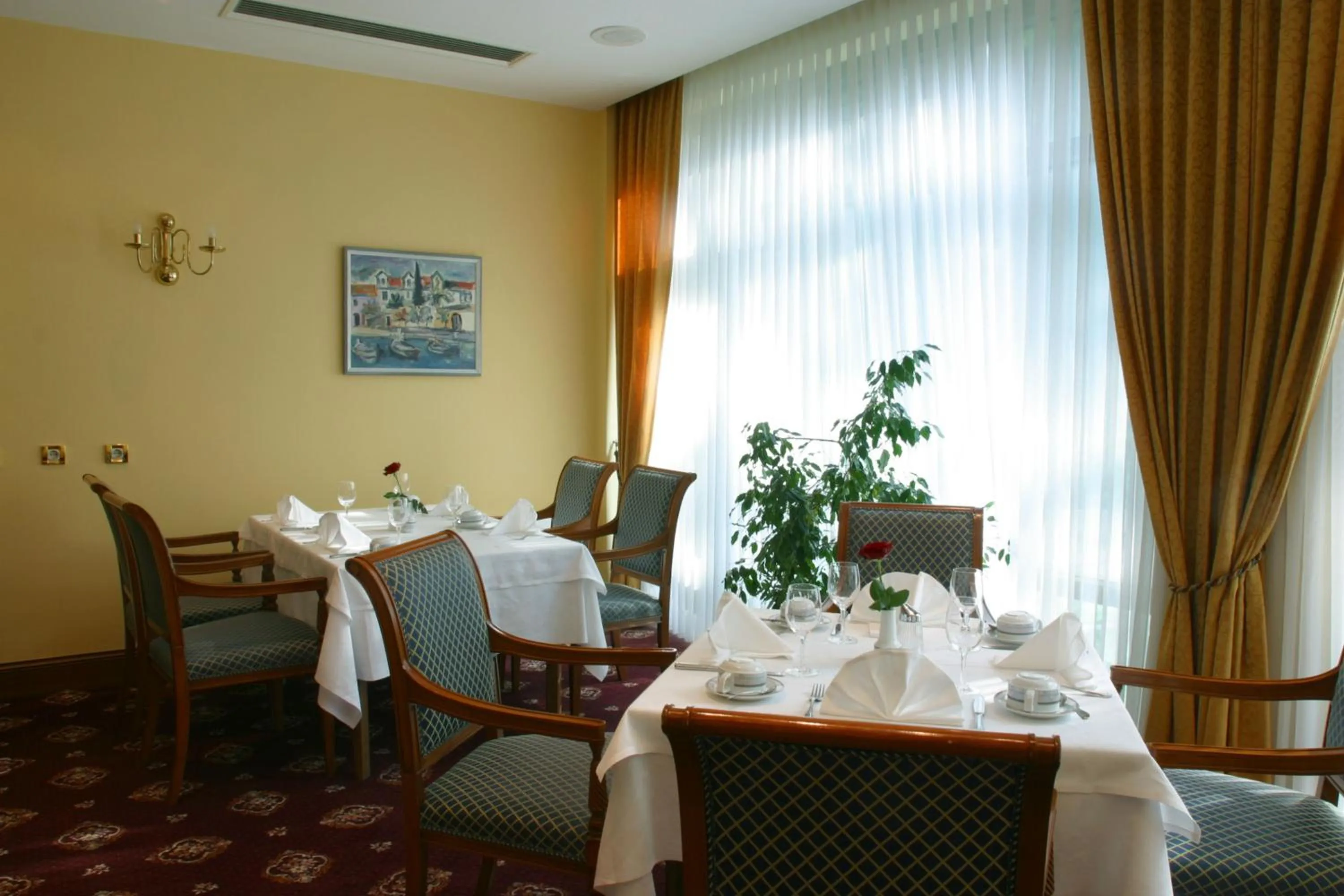 Restaurant/places to eat in Hotel AS