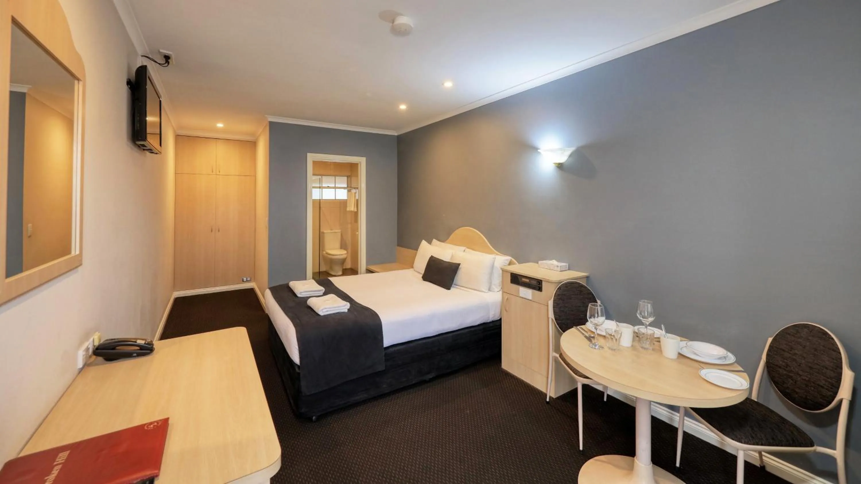 Seating area, Bed in Charles Rasp Motor Inn & Cottages