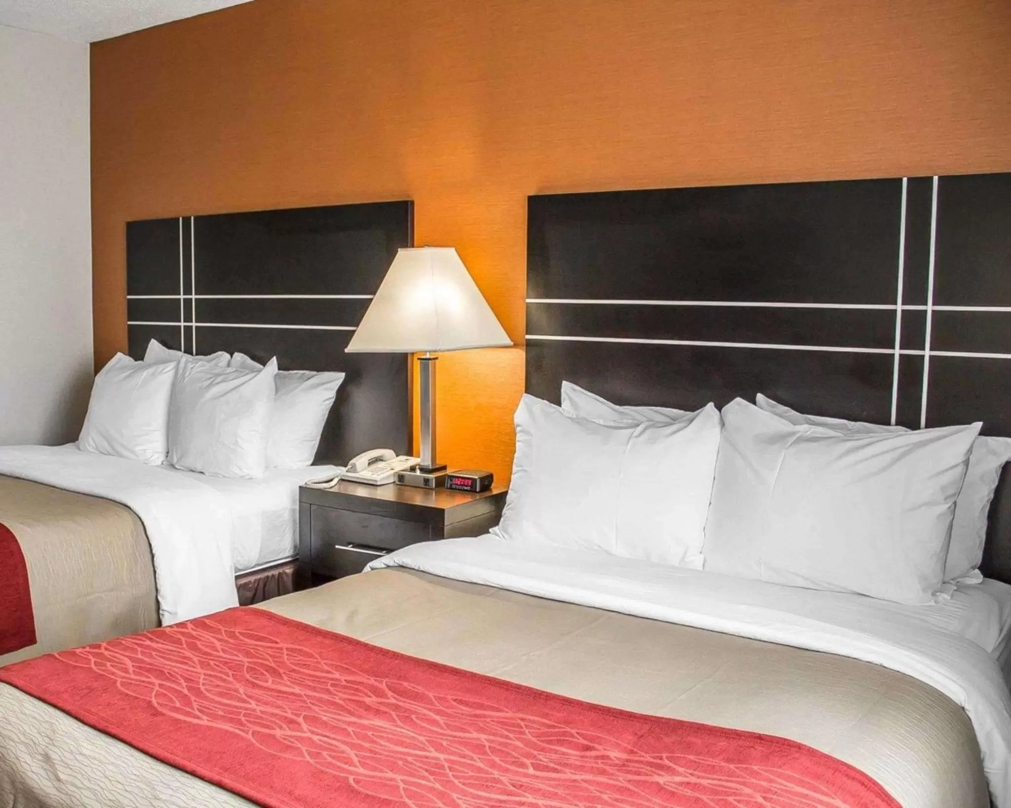 Bed in Norwood Inn & Suites Columbus