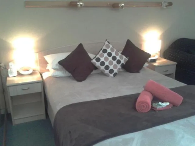 Bed in Elsinor Motor Lodge