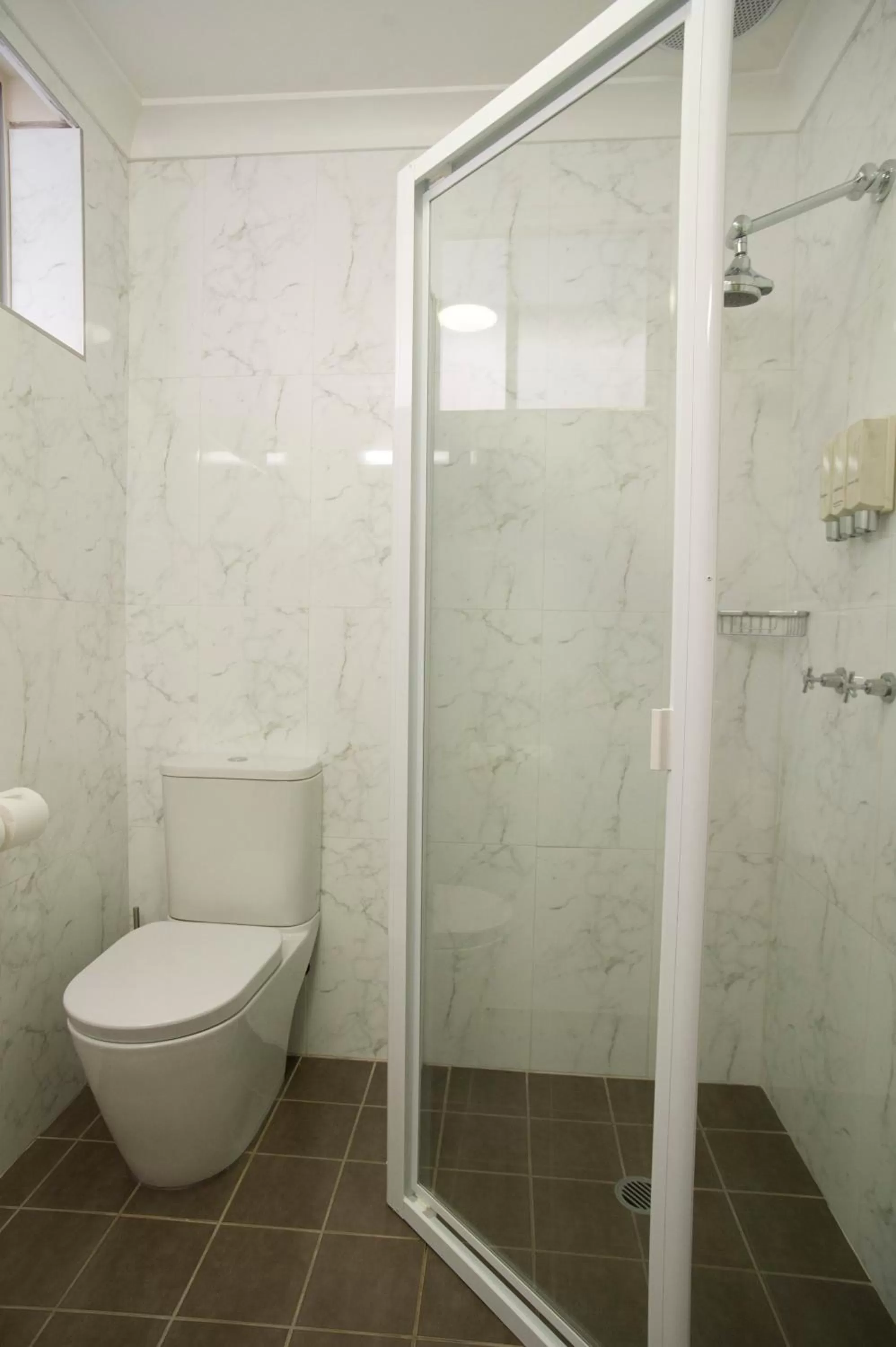 Bathroom in Noah's Mid City Motor Inn Muswellbrook