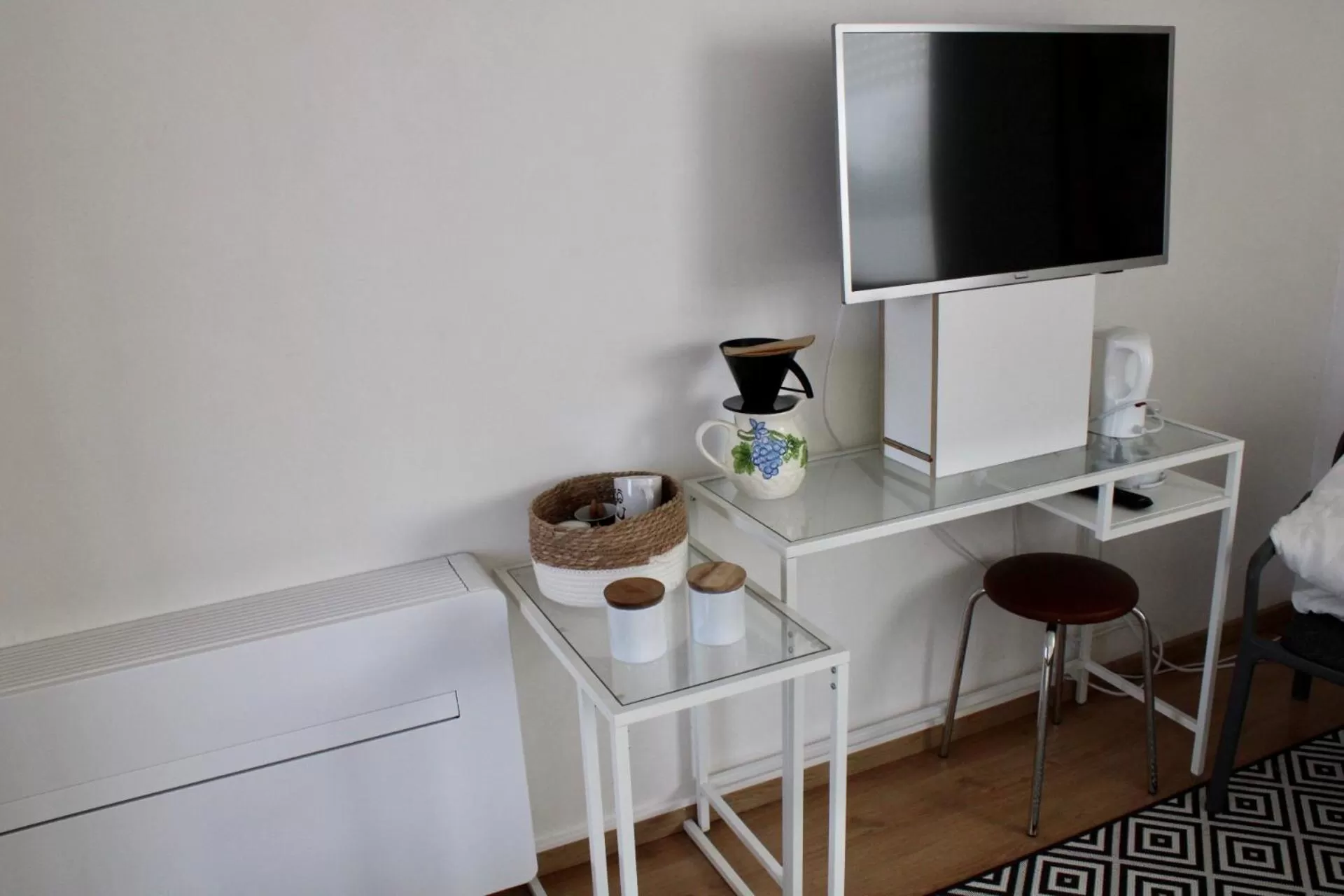 Restaurant/places to eat, TV/Entertainment Center in Studio Art-hill