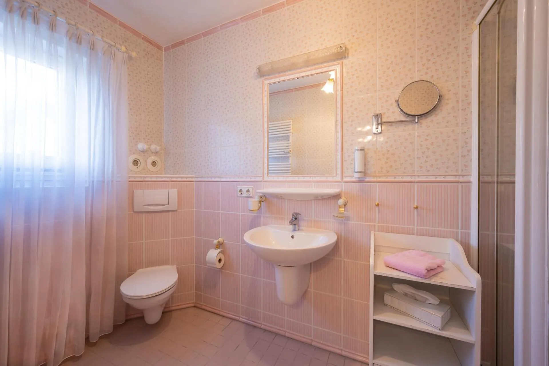 Shower in Ambient Hotel am Europakanal