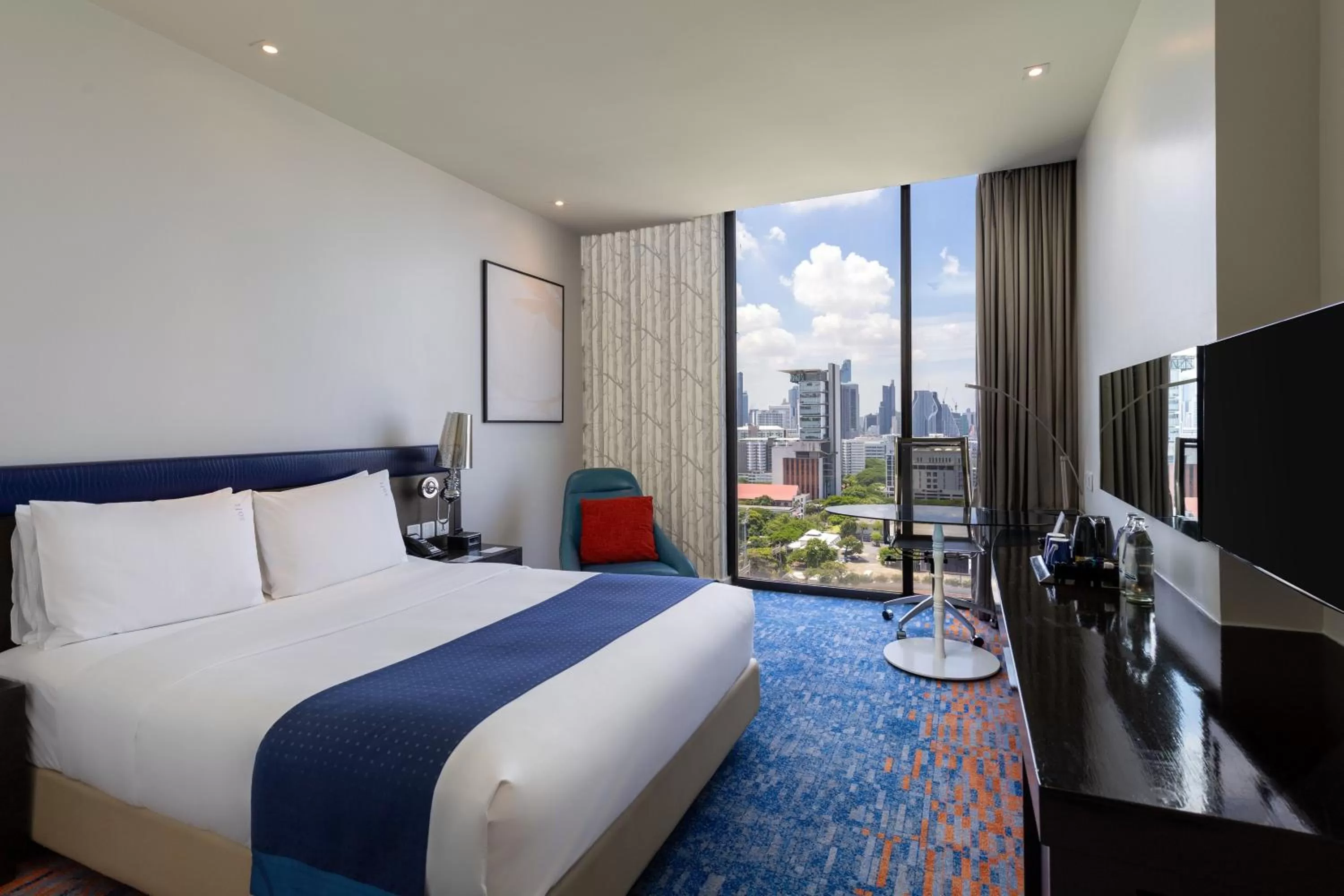 View (from property/room), Bed in Holiday Inn Express Bangkok Siam by IHG