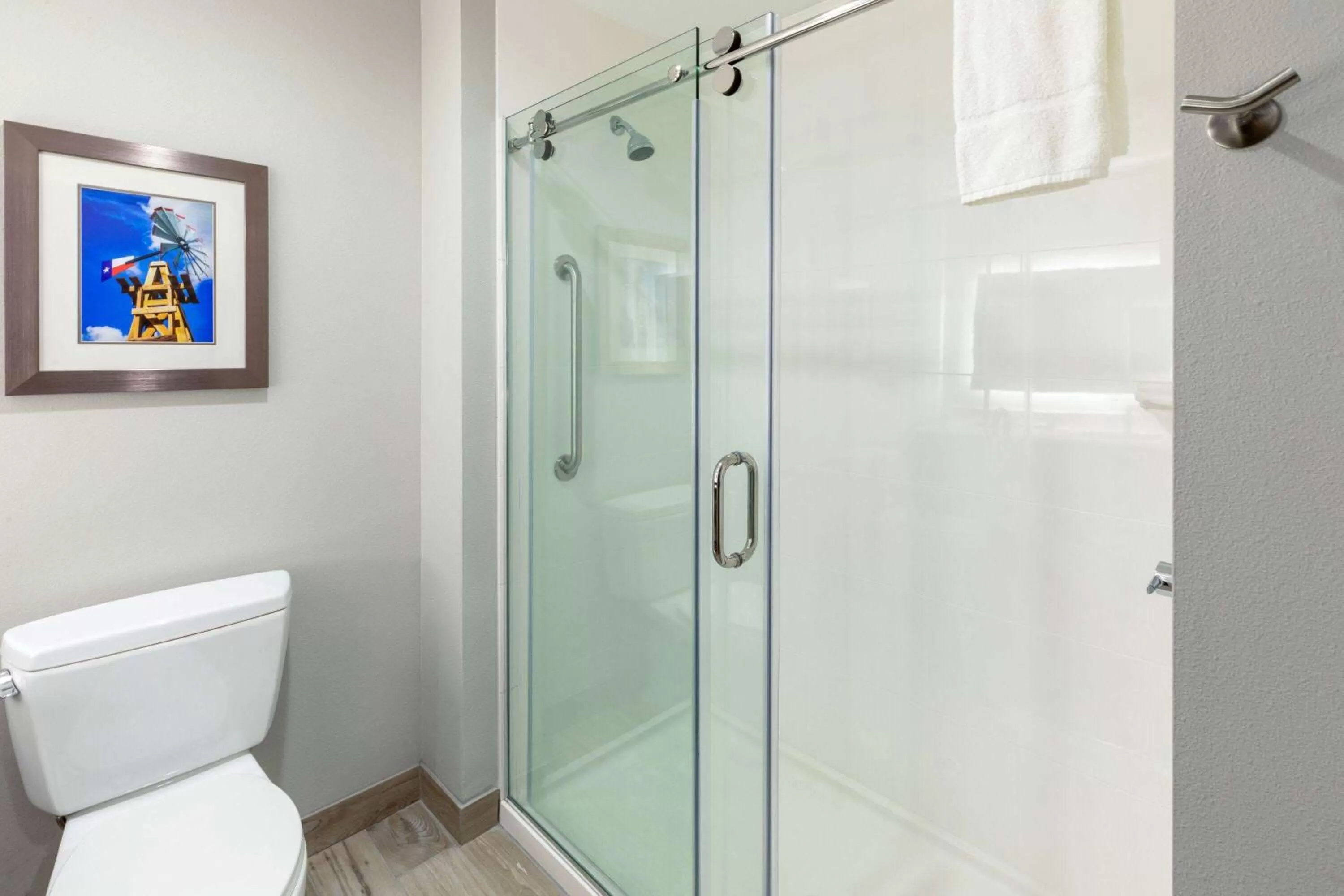 TV and multimedia in La Quinta Inn & Suites by Wyndham Round Rock near Kalahari