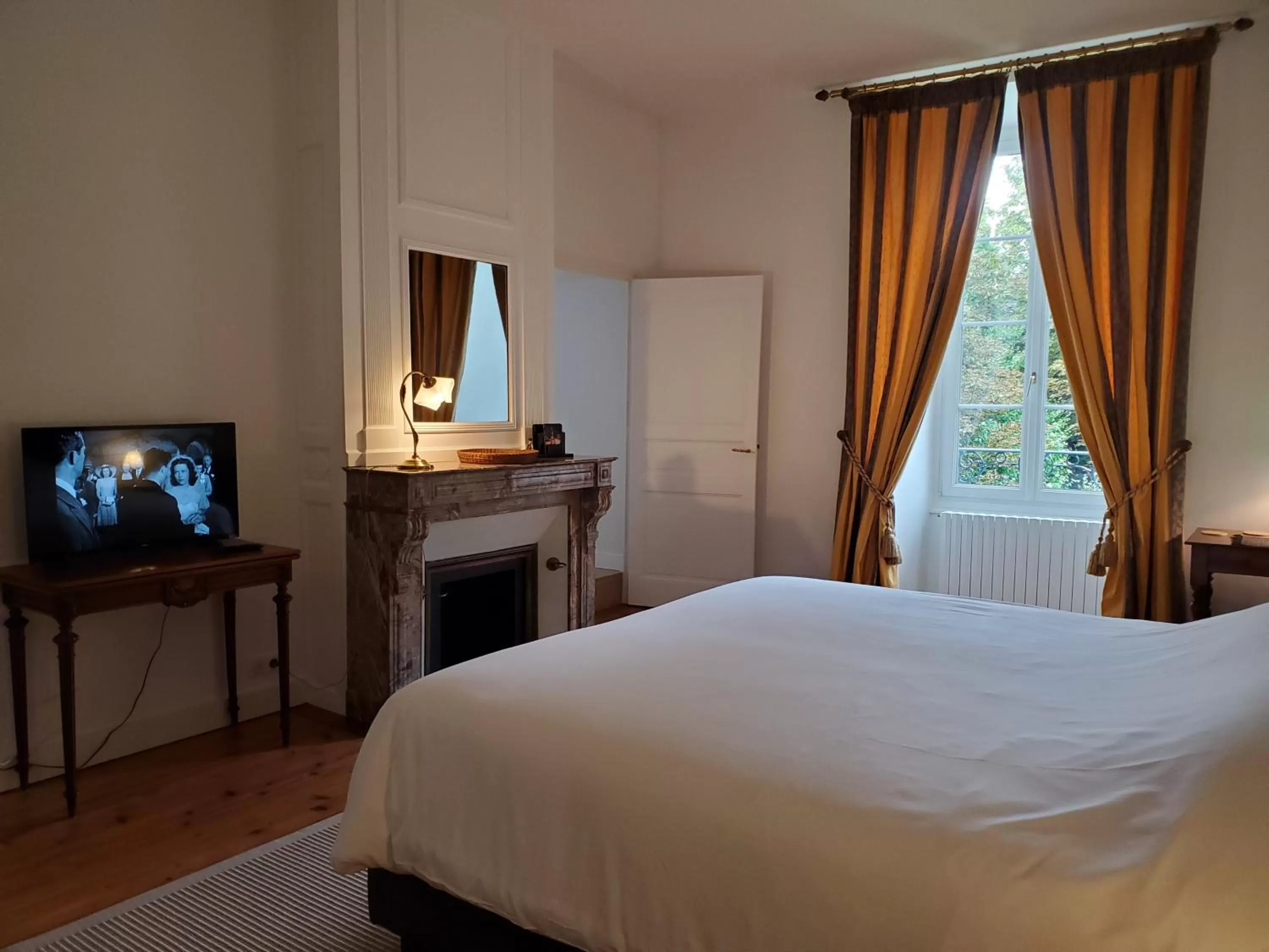 Photo of the whole room, Bed in Logis des Tourelles