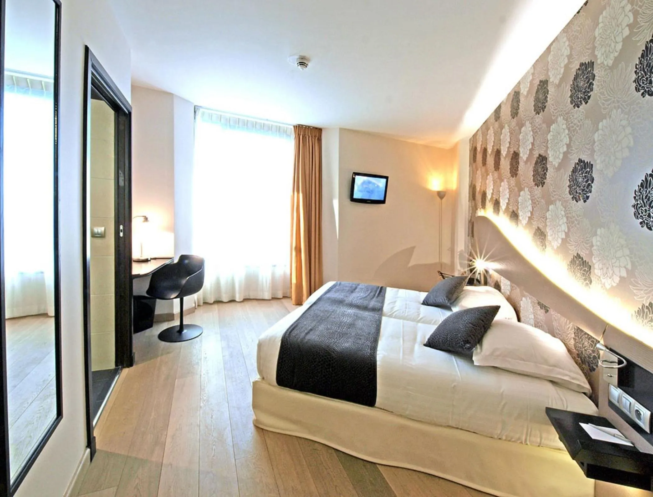 Photo of the whole room, Bed in Hôtel Hor Europe