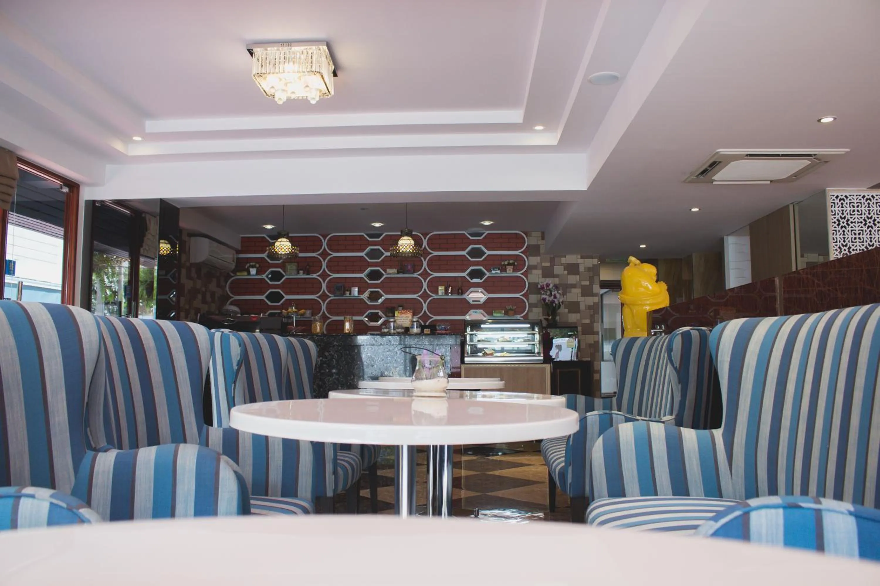 Restaurant/places to eat in Maverick Ratchada Hotel