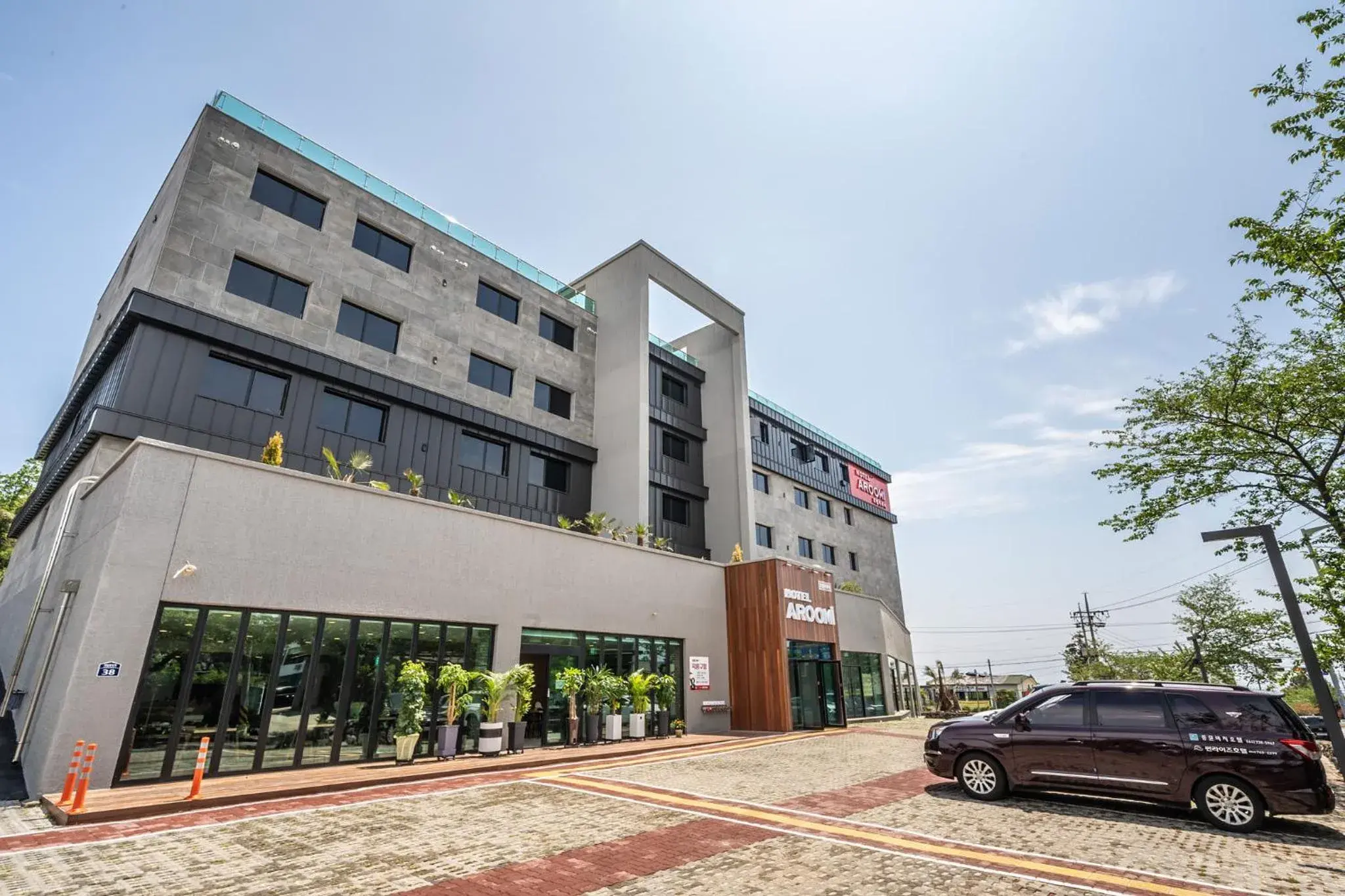 Property Building in Aroomi Hotel Property Building in Aroomi Hotel