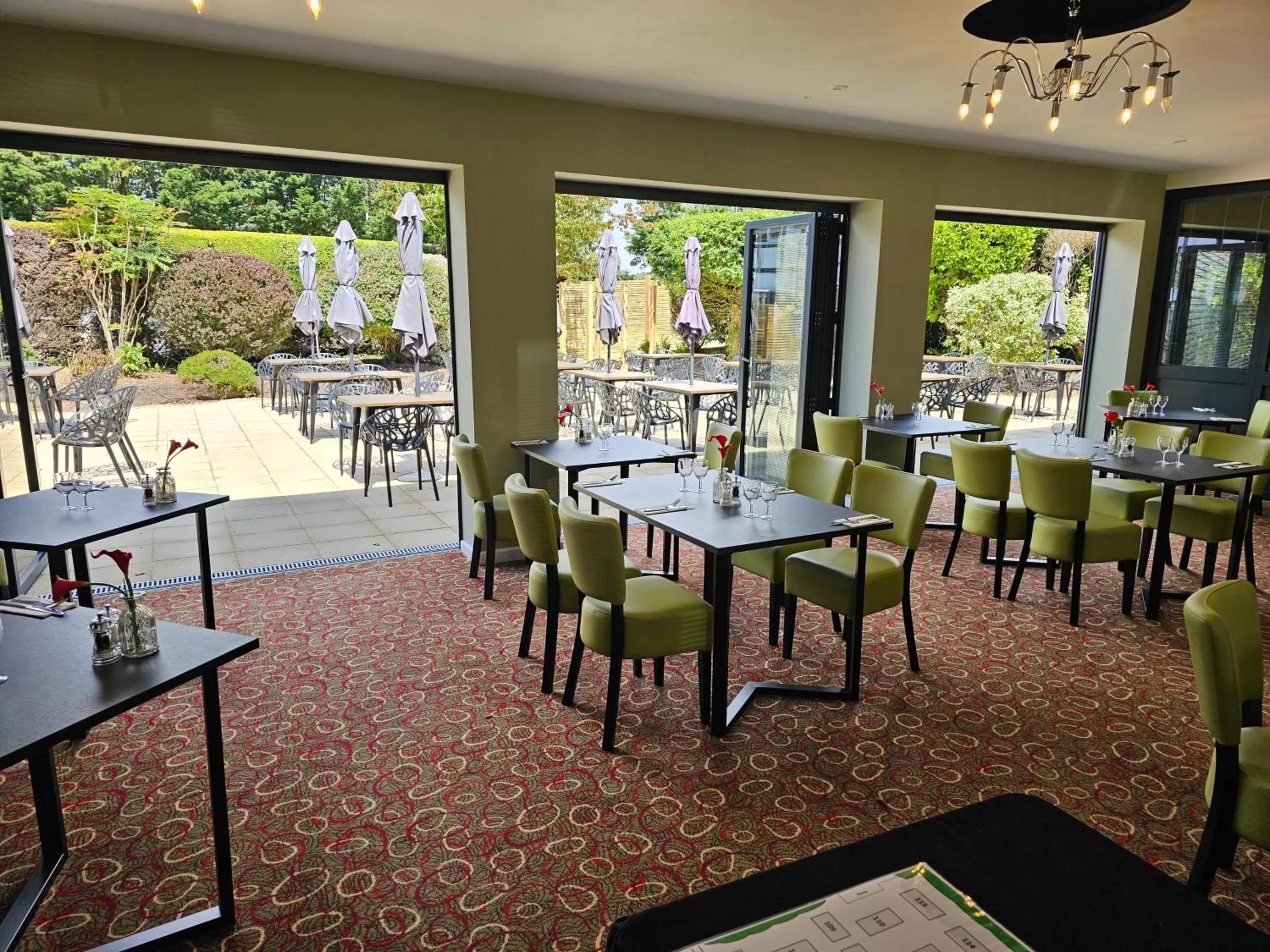 Restaurant/places to eat in South Lawn Hotel