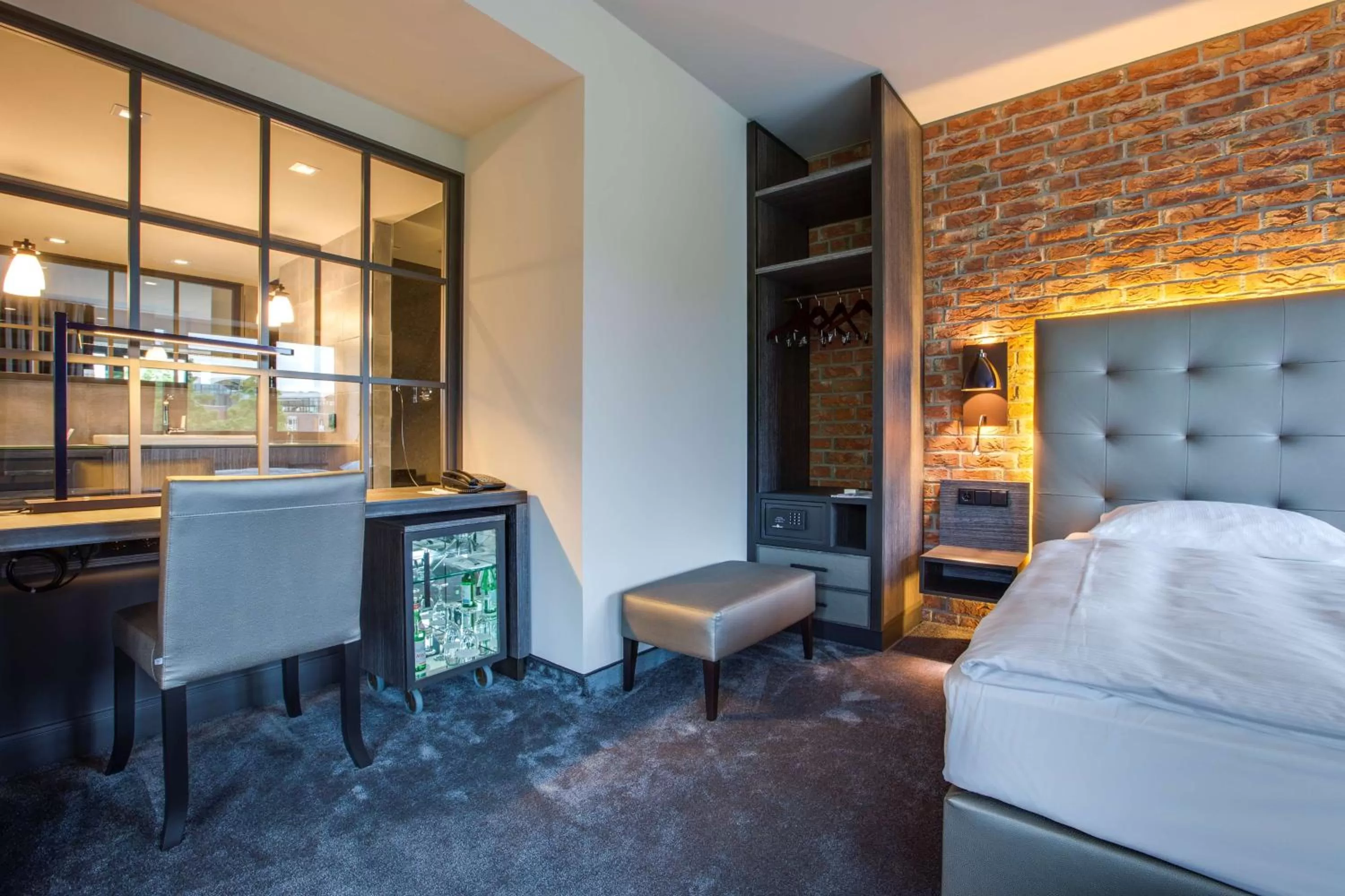 Bathroom, Bed in Park Inn by Radisson Lübeck