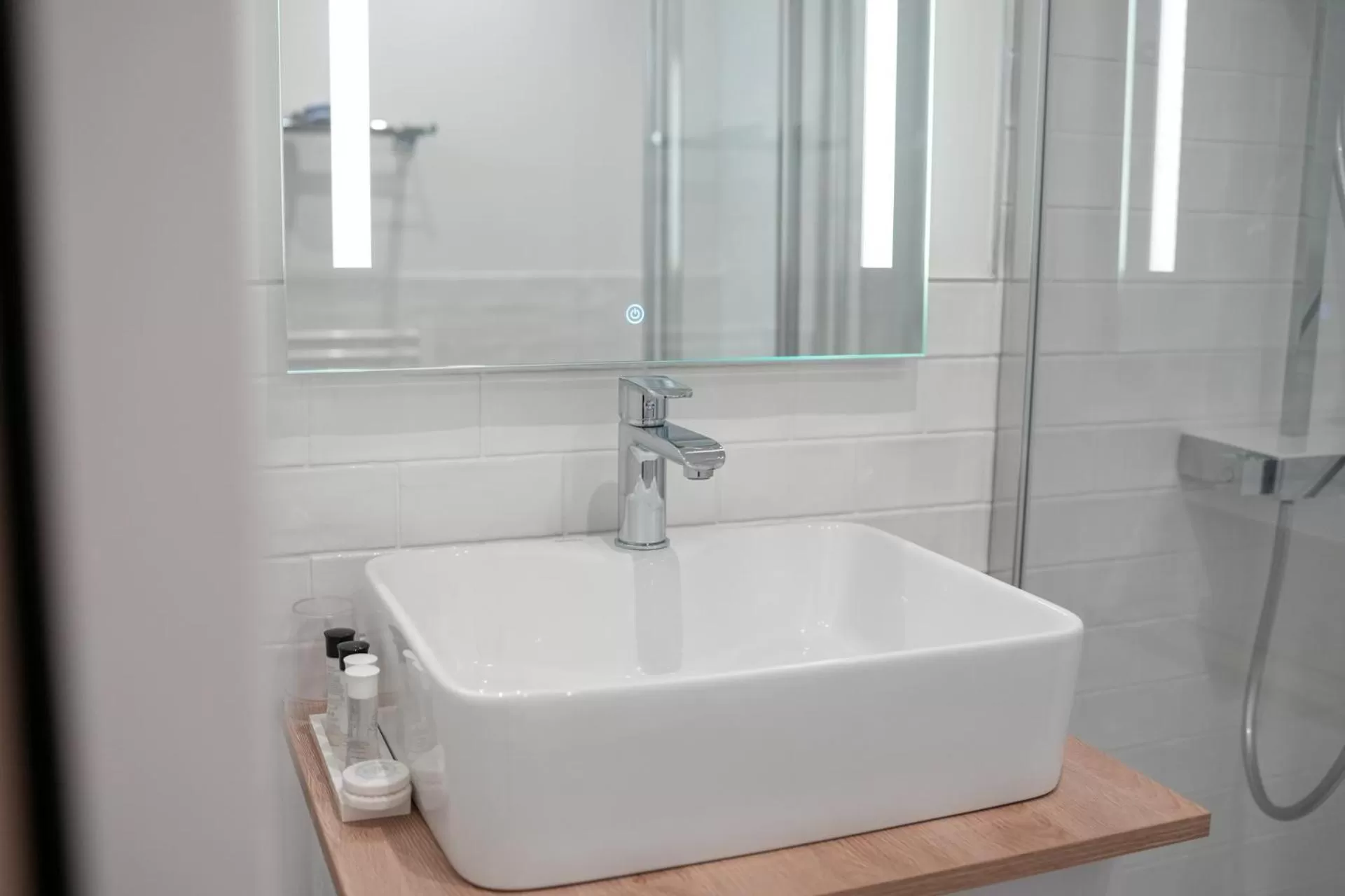 Bathroom in Hôtel Échappée en Baie - Parking privé gratuit dont forfaits bornes électriques réservable