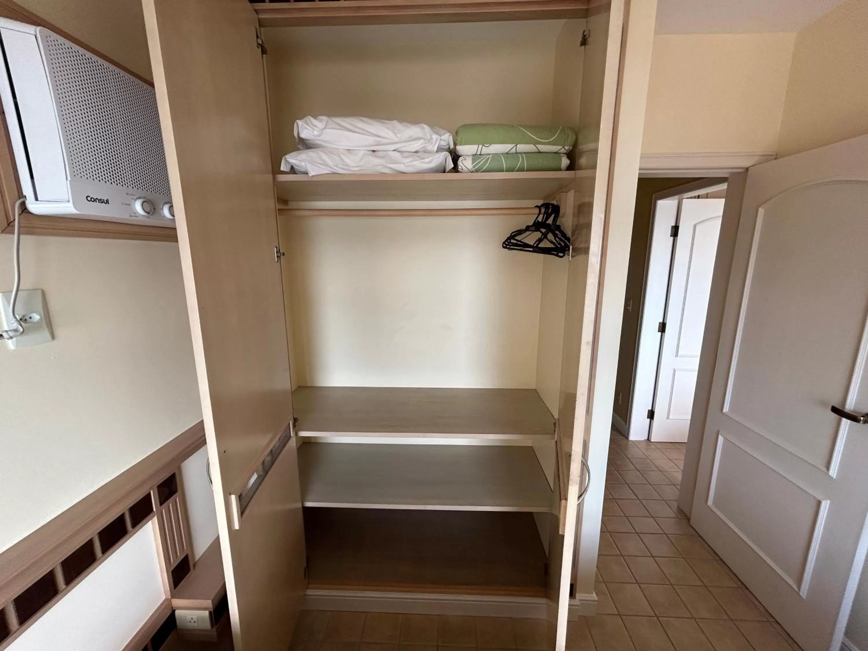 wardrobe, Bunk Bed in Golfinhos Apart Hotel