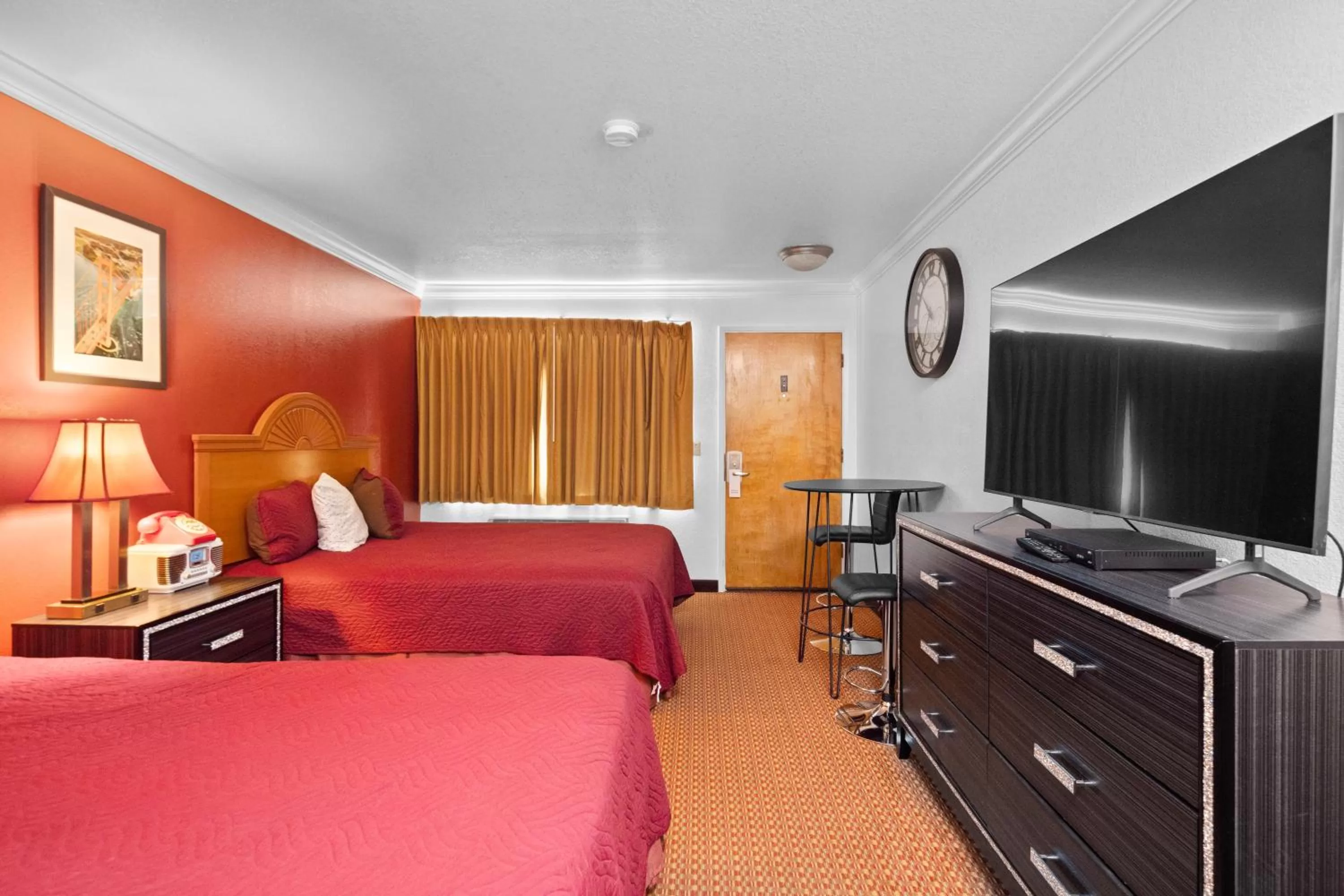 Photo of the whole room, Bed in Americana Inn Motel