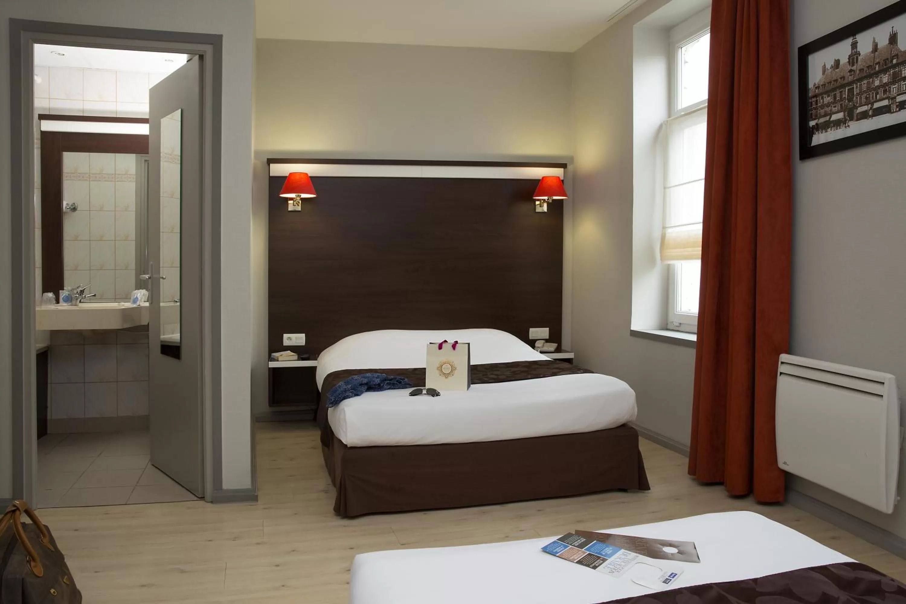 Bed in Hôtel des Reignaux