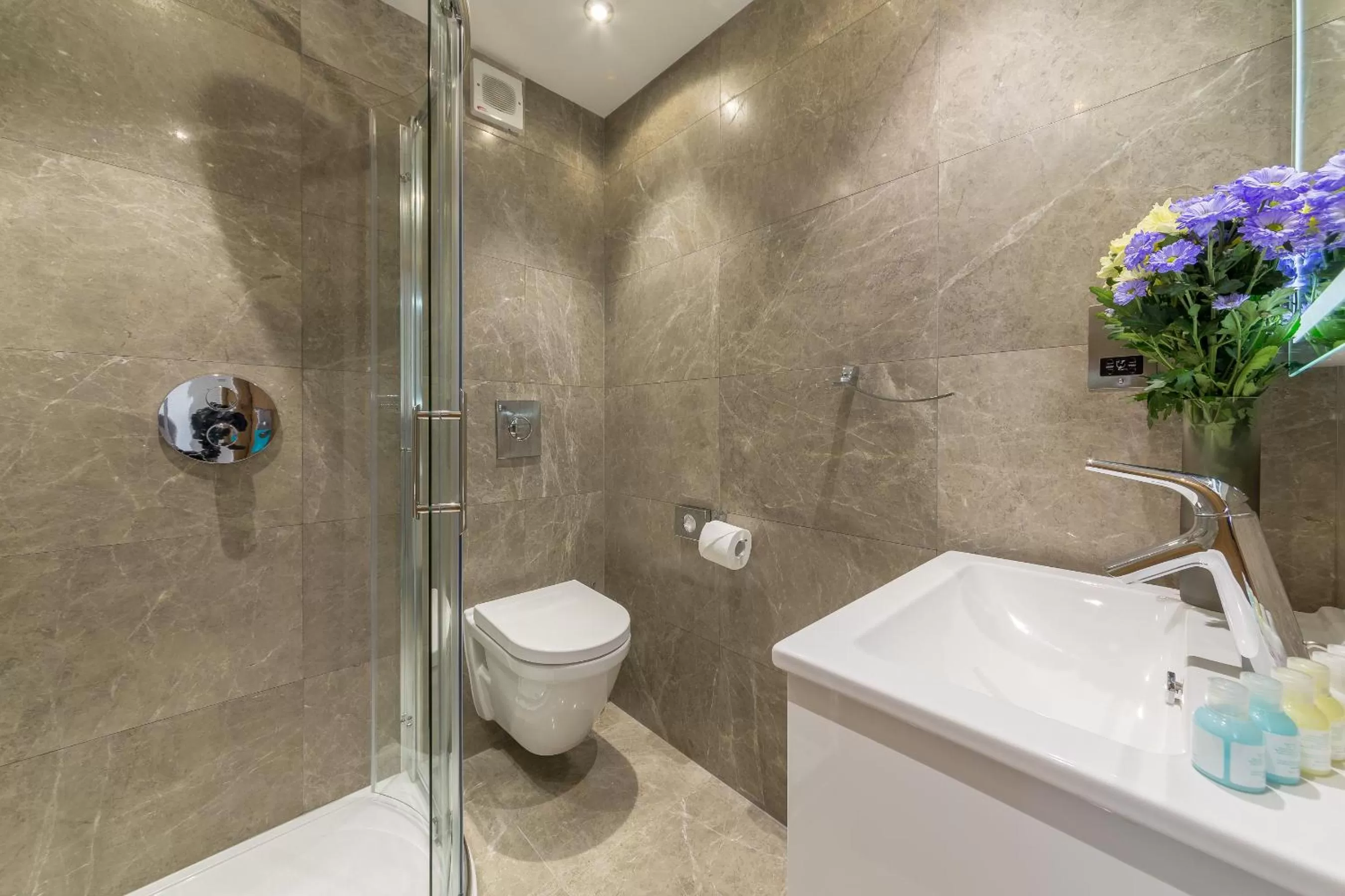 Bathroom in The Lion & Key Hotel