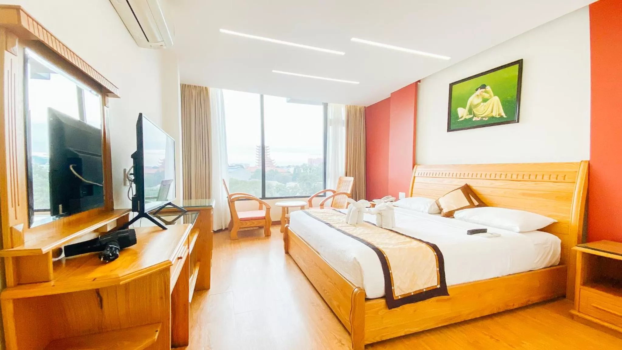 Photo of the whole room, Bed in Duc Vuong Saigon Hotel - Cao Thang