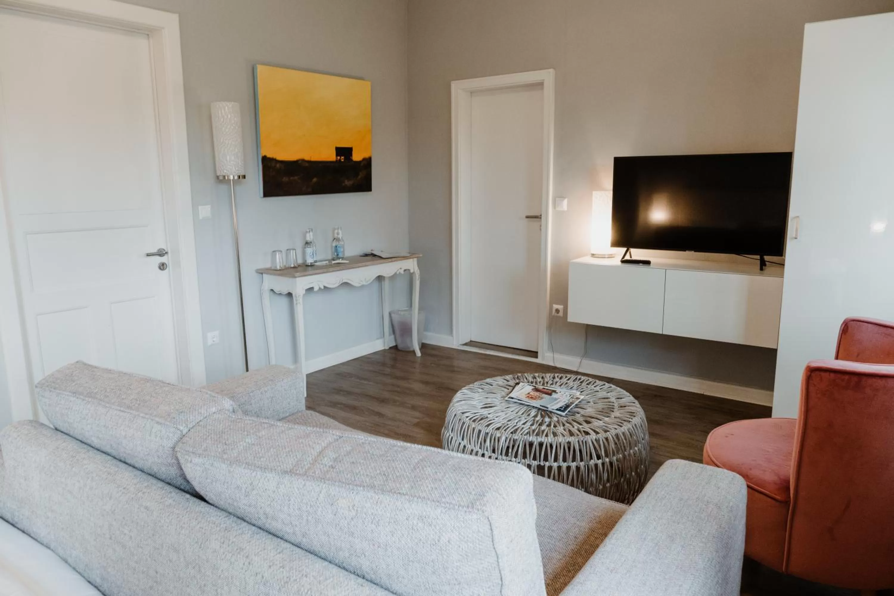 Photo of the whole room, TV/Entertainment Center in Hotel 'Das Strandhaus'