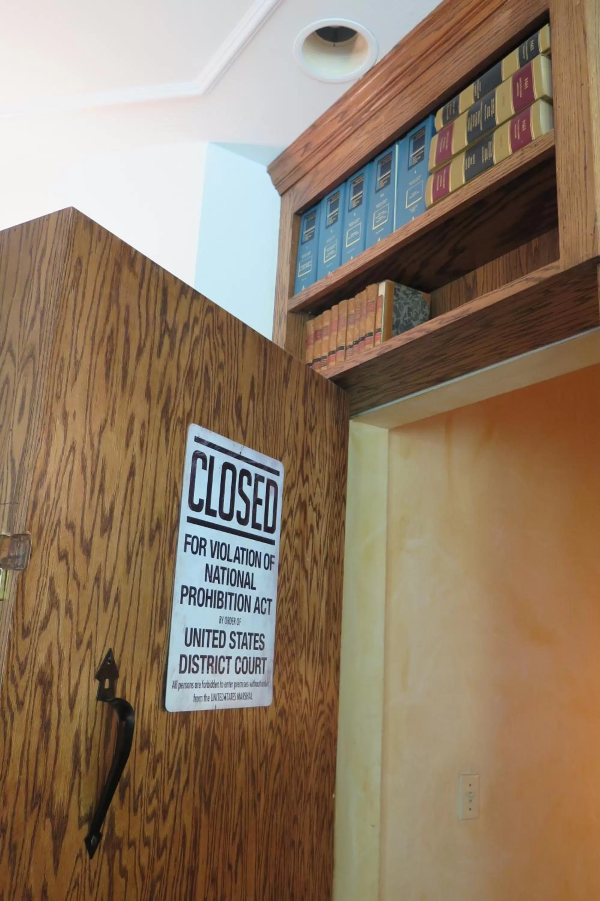 Logo/Certificate/Sign in The Grape Leaf Inn