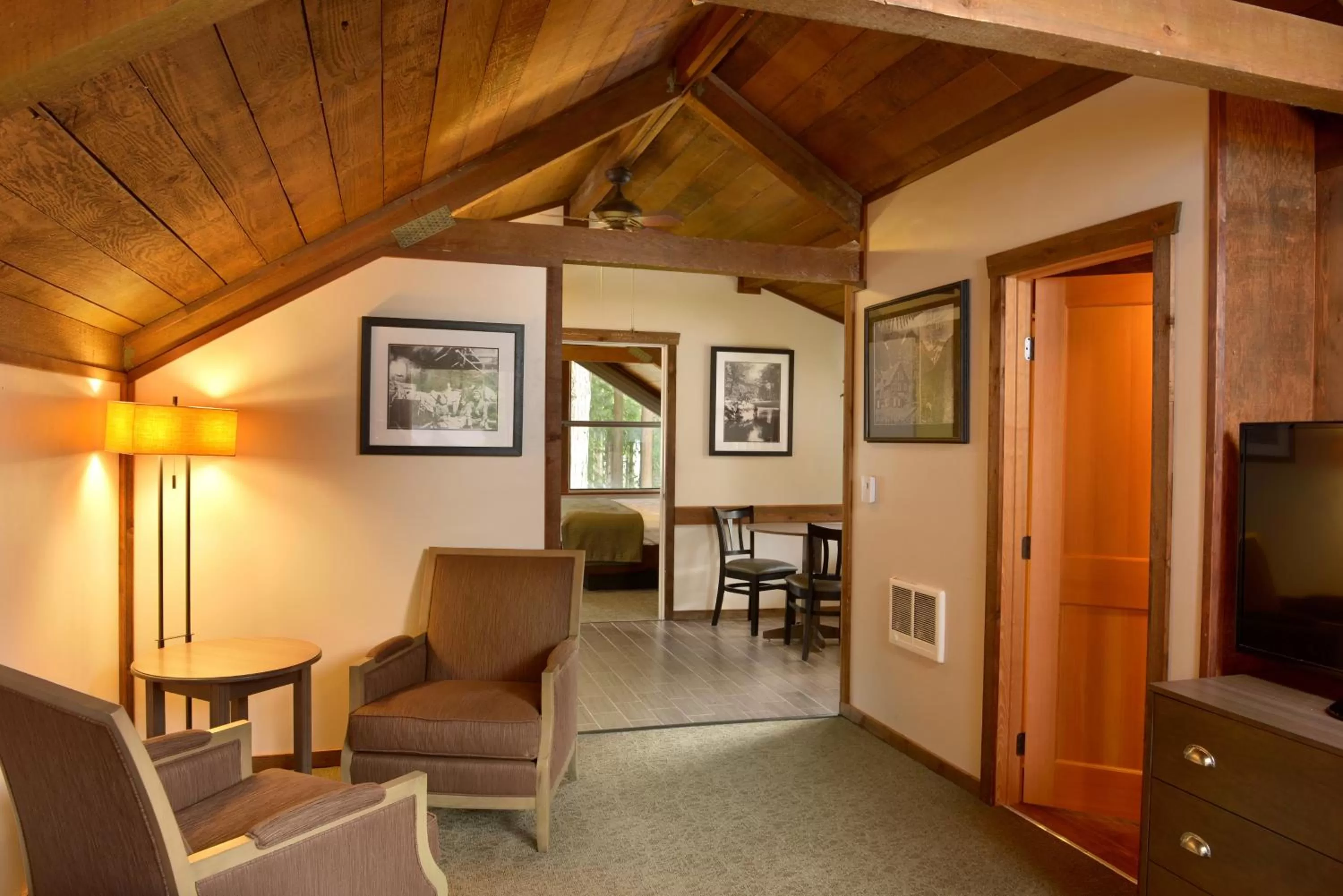 TV and multimedia in Lake Quinault Lodge