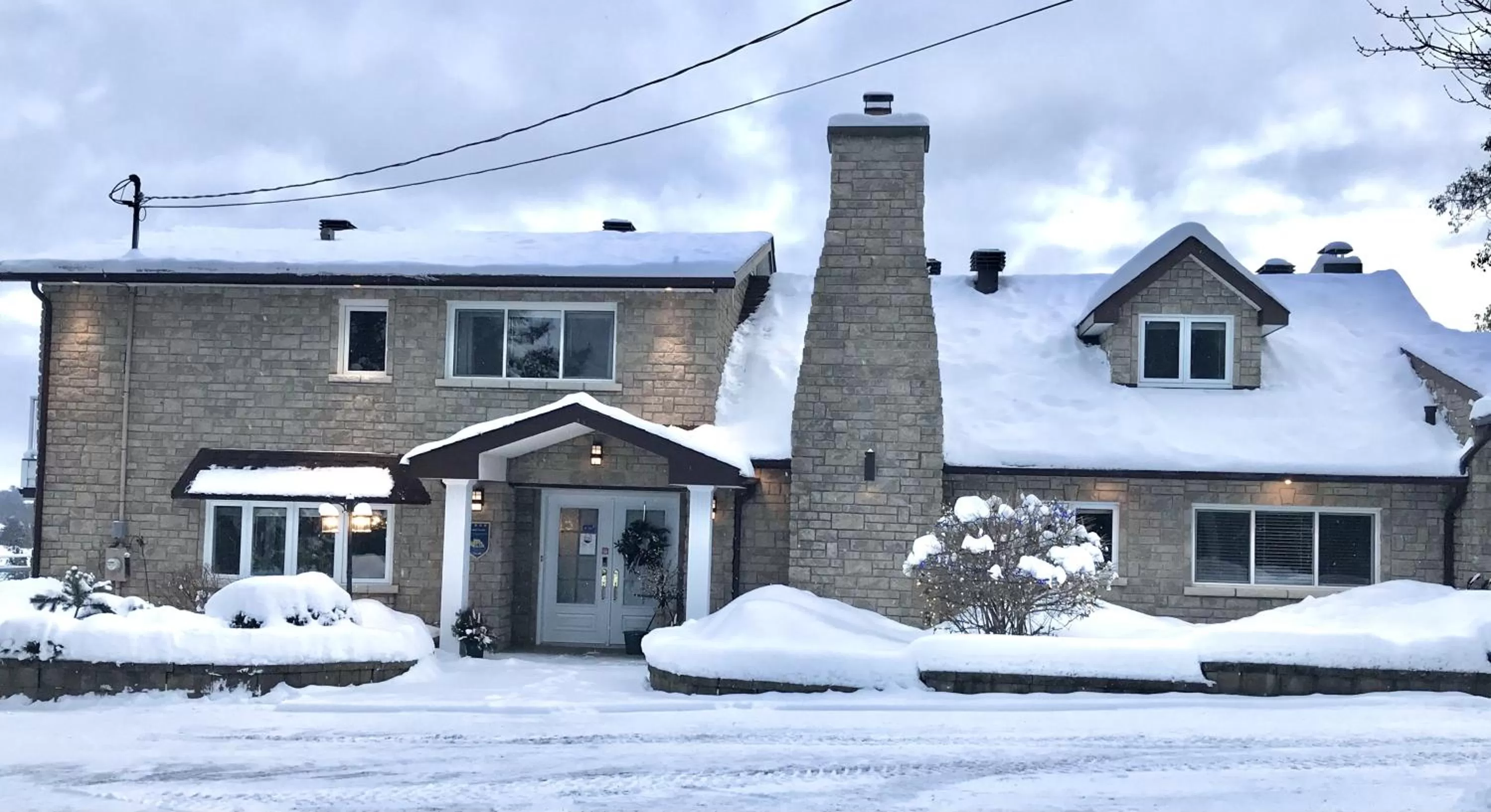 Facade/entrance, Winter in Auberge Tom B&B