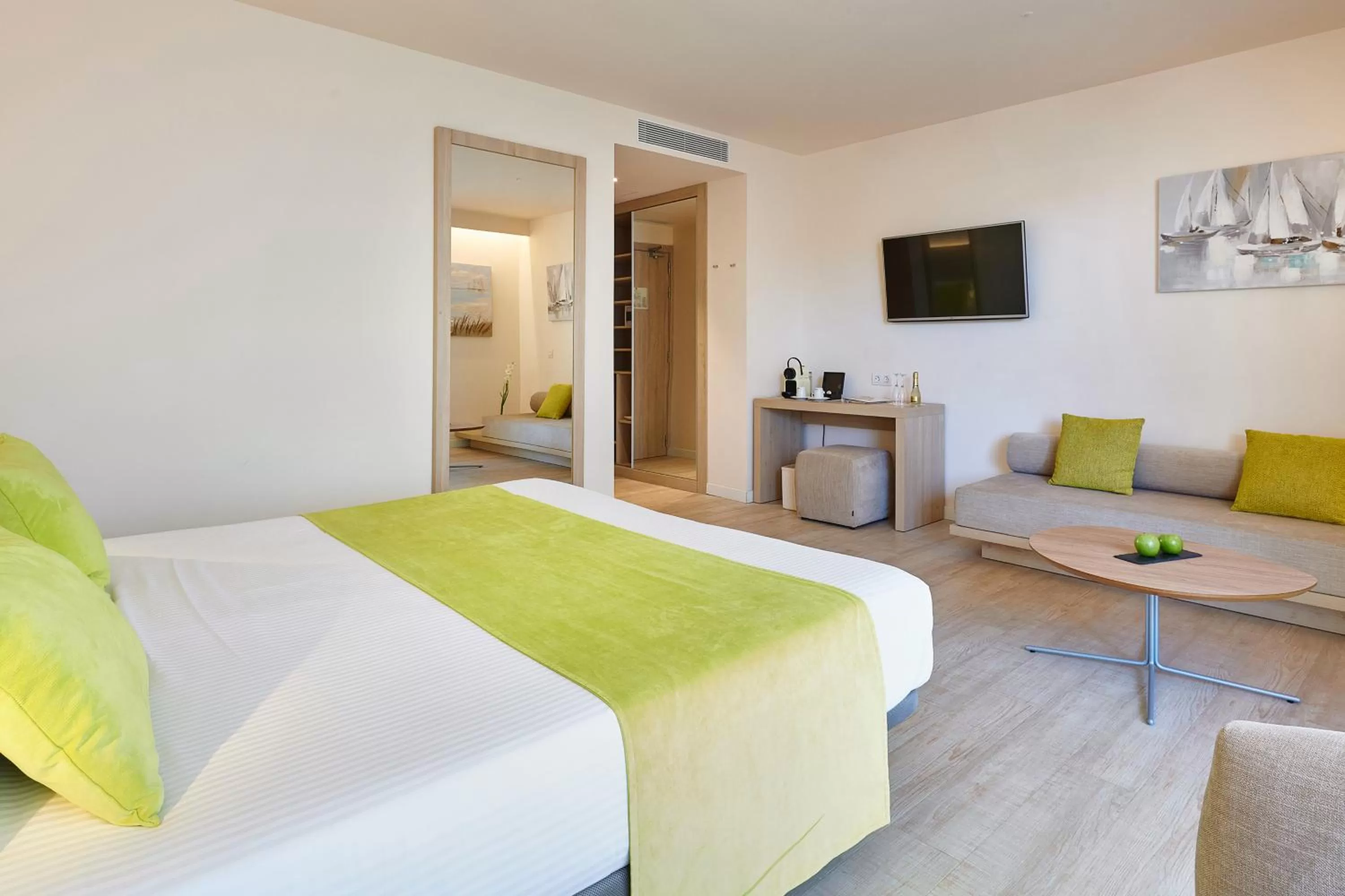 Coffee/tea facilities, Bed in Hotel Sabina