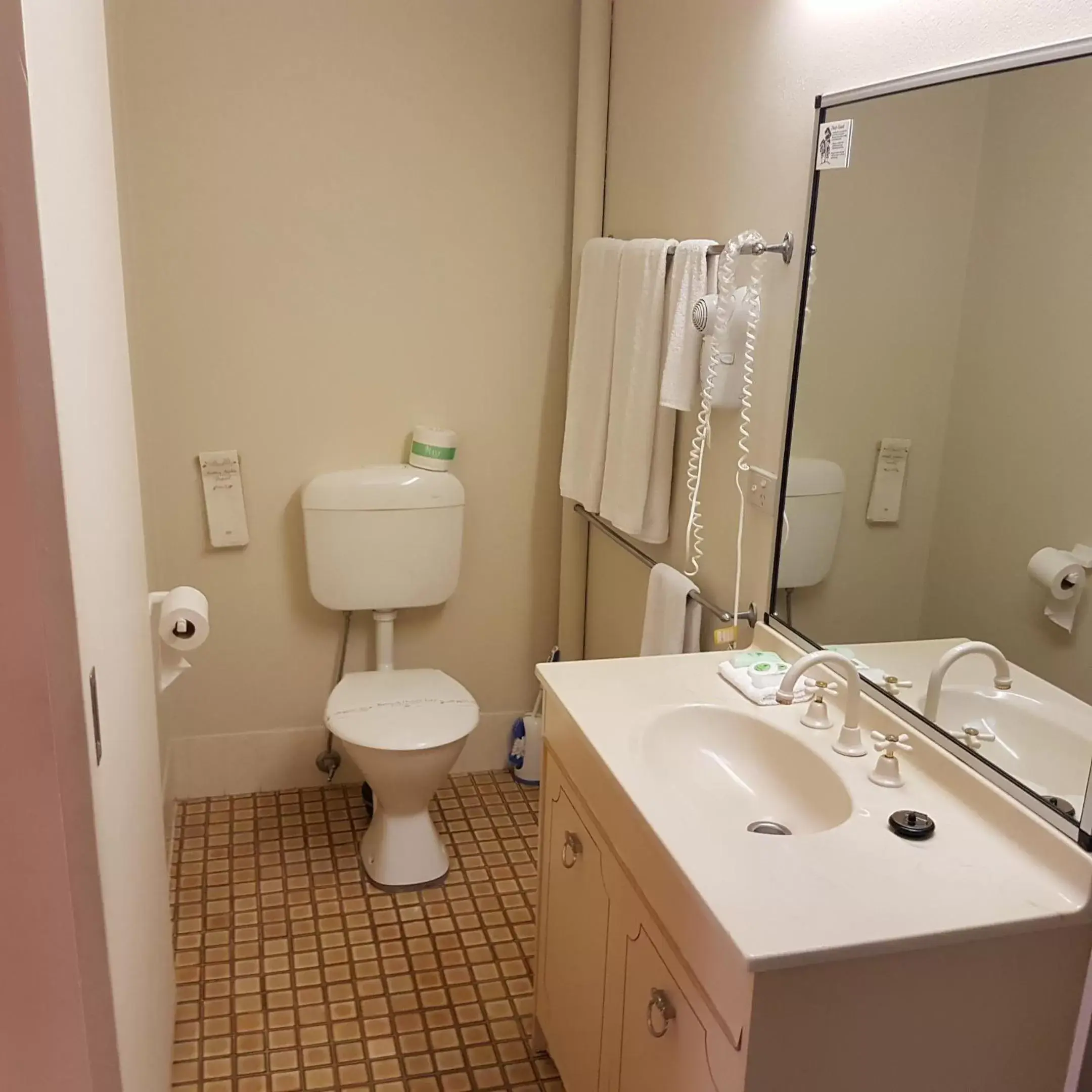 Queen Room - Upstairs in Chelsea Motor Inn Queen Room - Upstairs in Chelsea Motor Inn