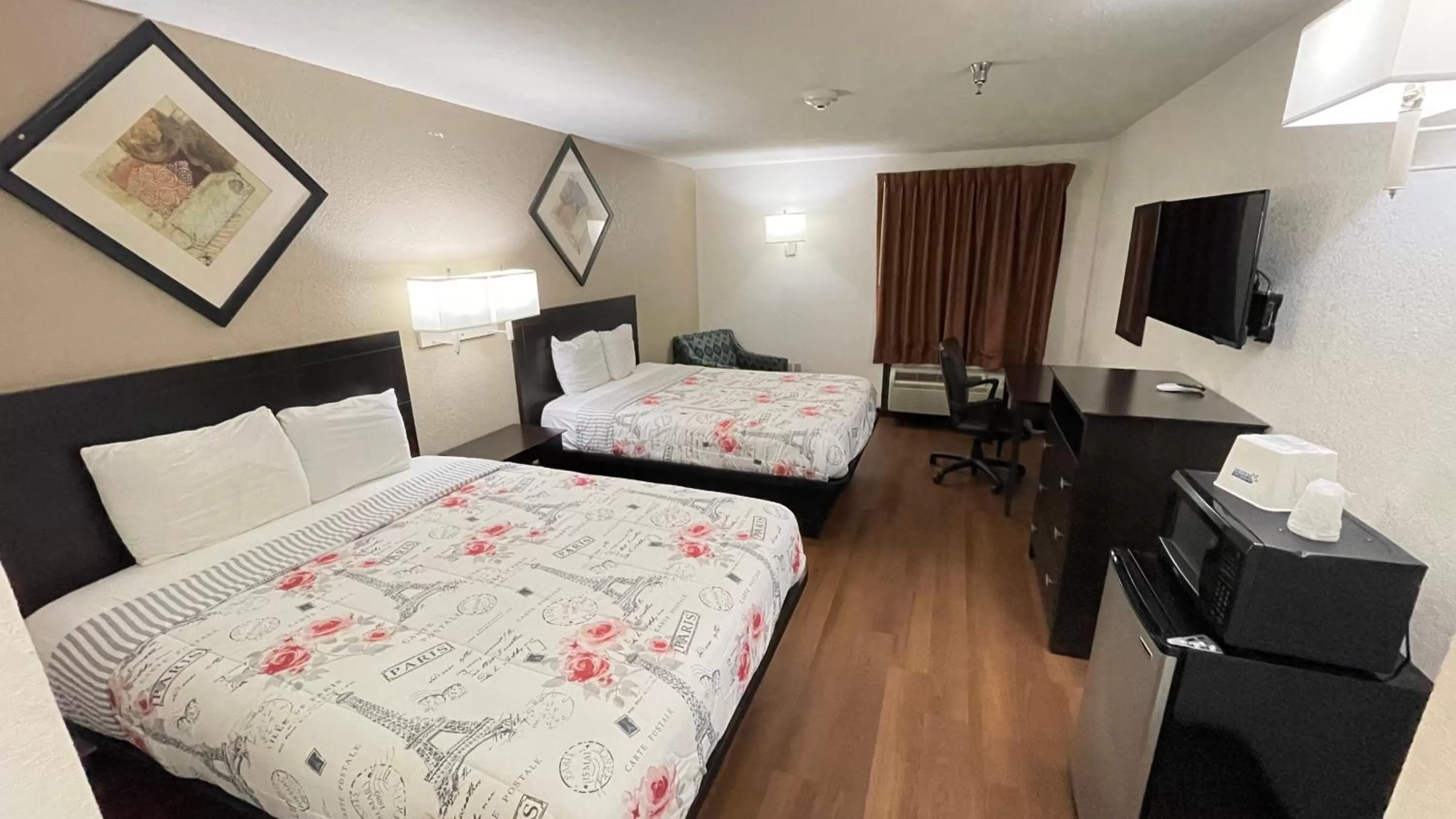 Bed in Americas Best Value Inn Pinckneyville