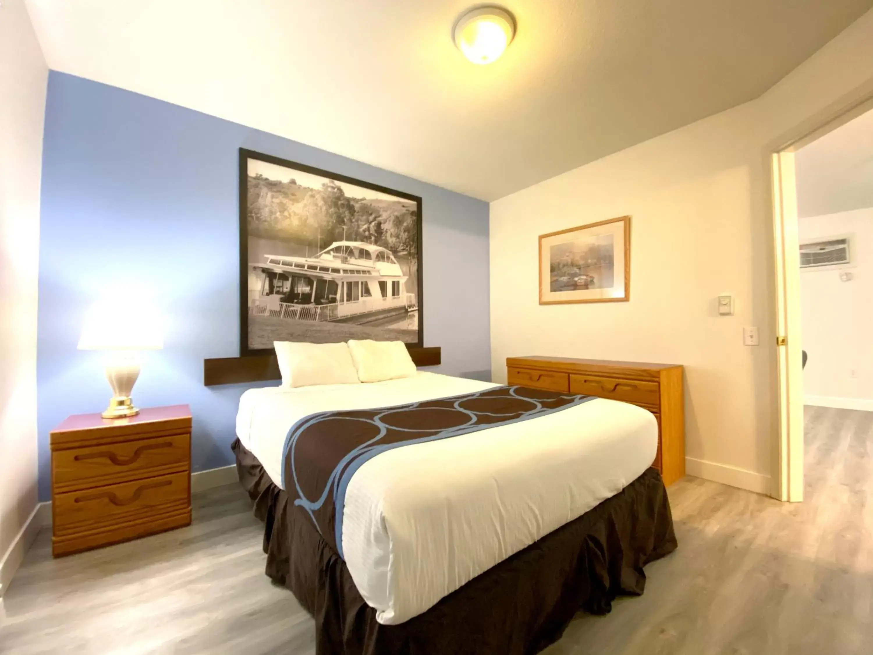 Deluxe Queen Suite - Non-Smoking in Super 8 by Wyndham Sicamous Deluxe Queen Suite - Non-Smoking in Super 8 by Wyndham Sicamous