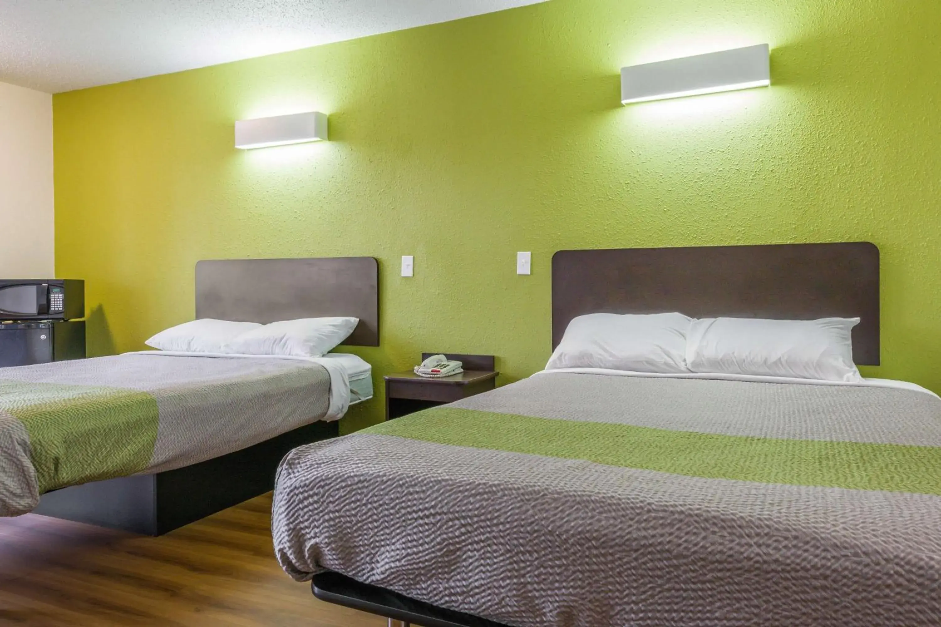 Deluxe Queen Room with Two Queen Beds - Non-Smoking in Motel 6-Alexandria, LA - South Deluxe Queen Room with Two Queen Beds - Non-Smoking in Motel 6-Alexandria, LA - South