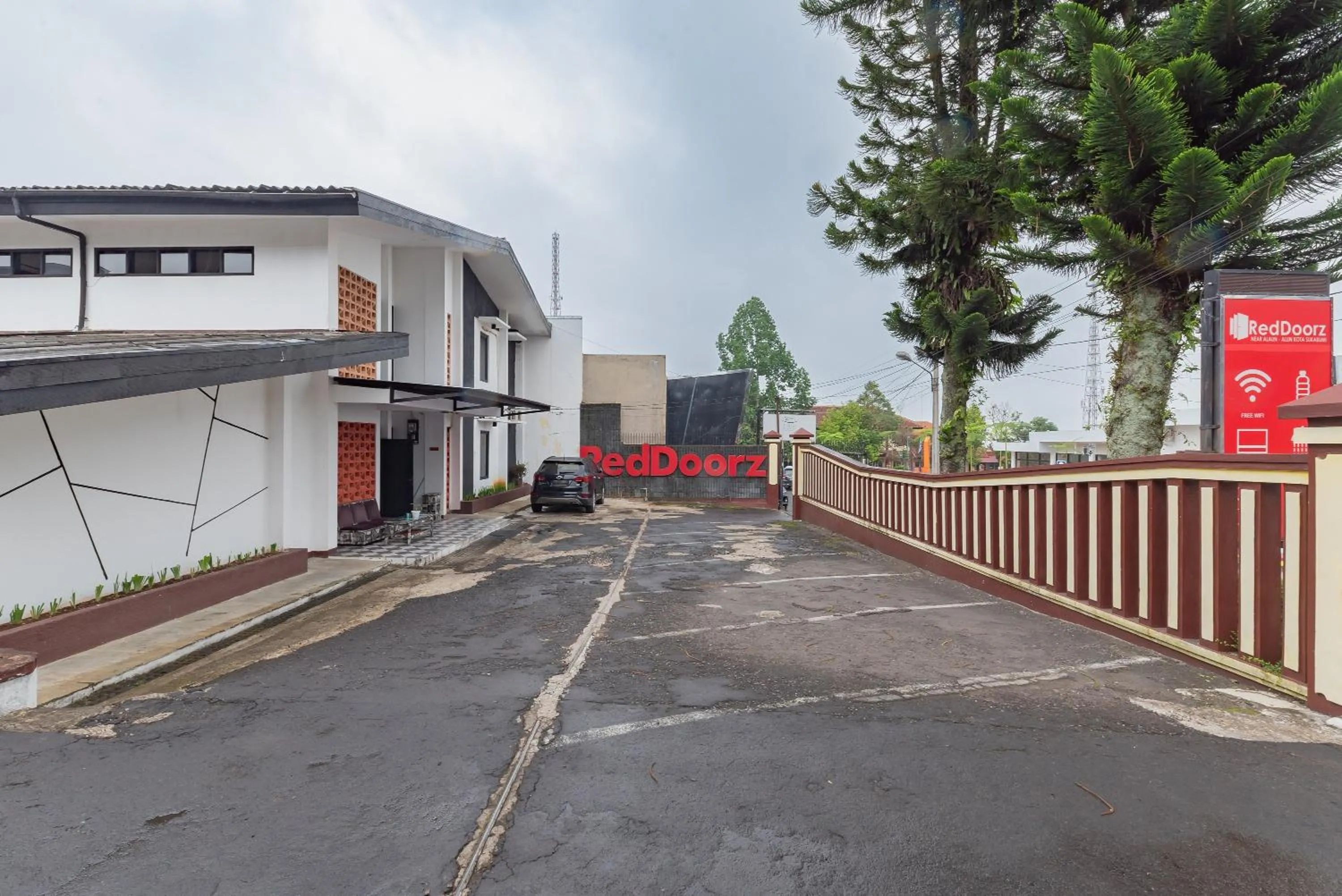 Property building in RedDoorz near Taman Kota Lapang Merdeka Sukabumi