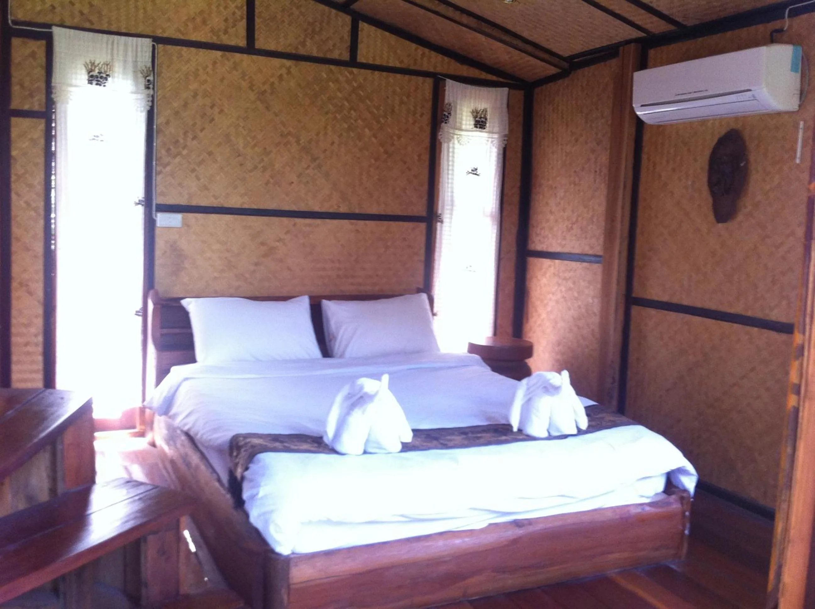 Photo of the whole room, Bed in Chang Pai Resort