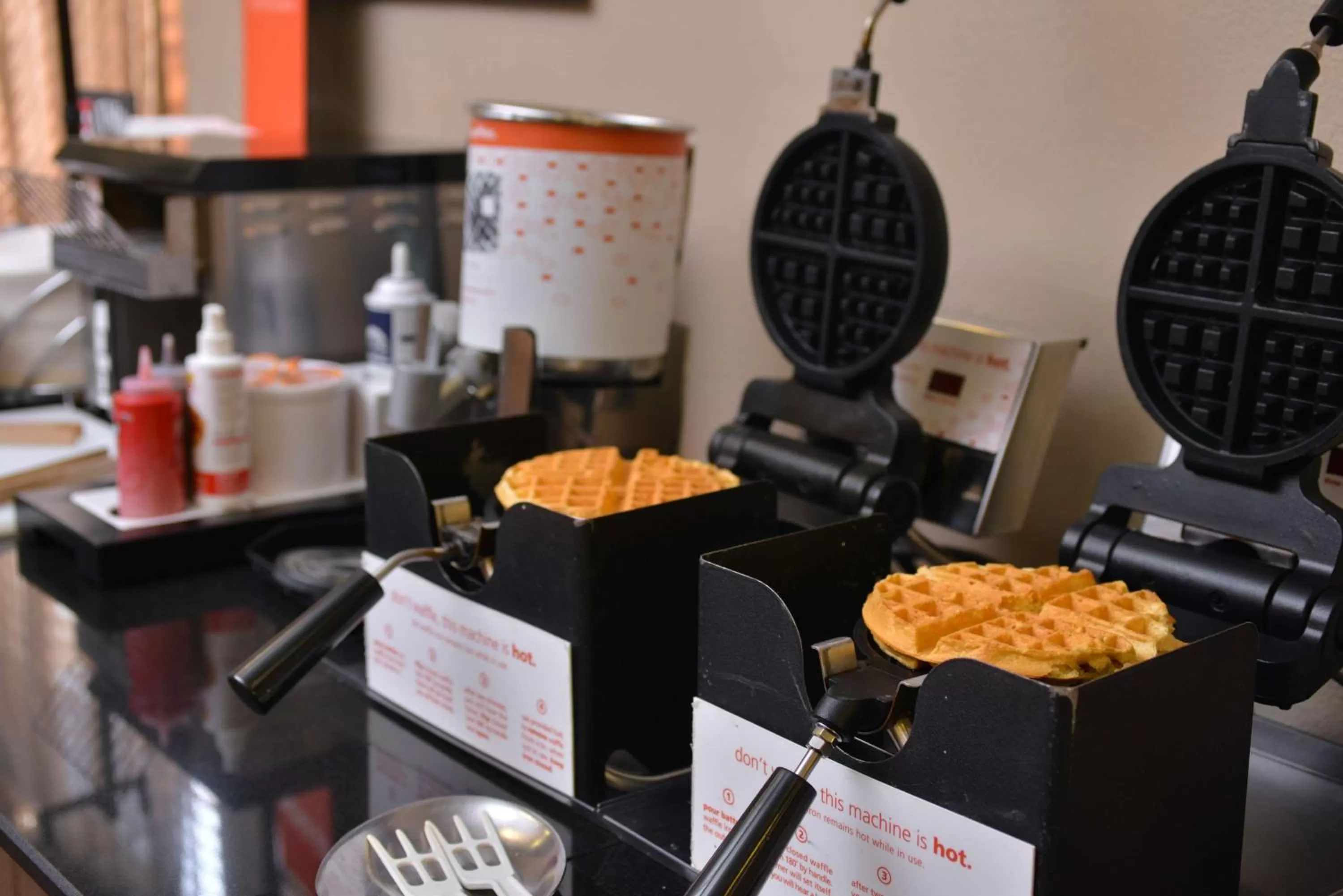Dining area in Hampton Inn Closest to Universal Orlando